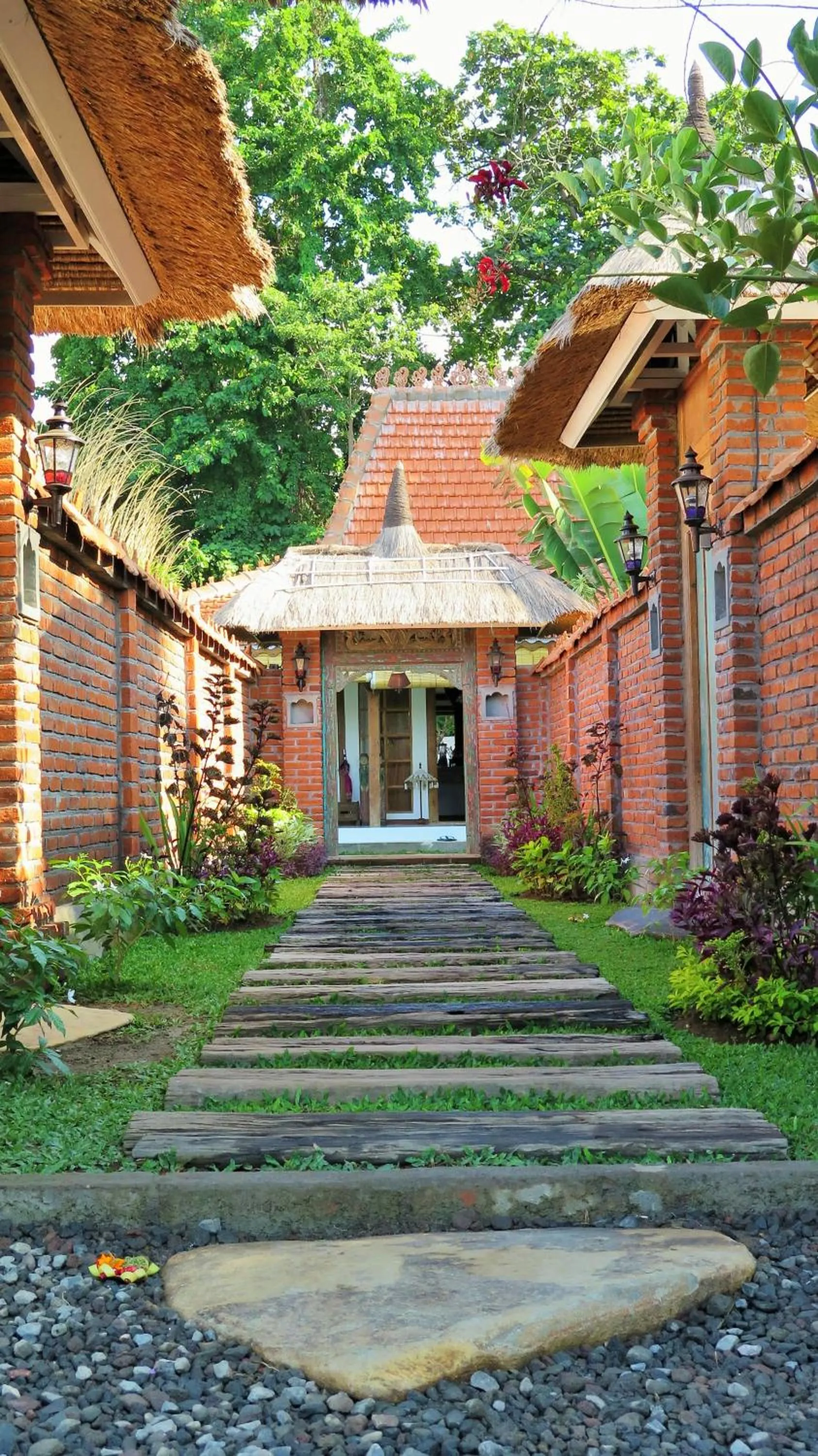 Facade/entrance in Lata Lama
