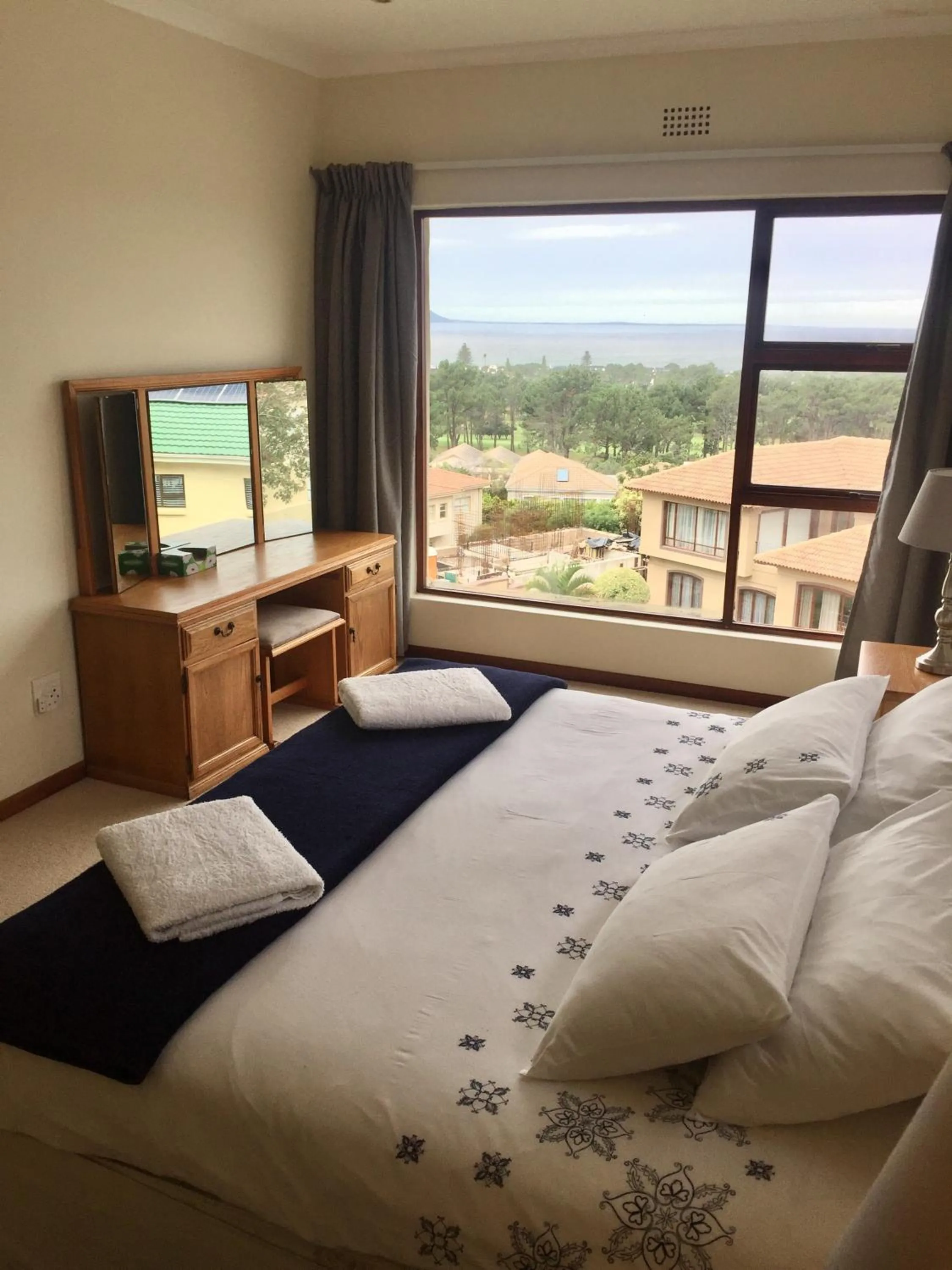 Photo of the whole room, Bed in Hermanus Heights Villa