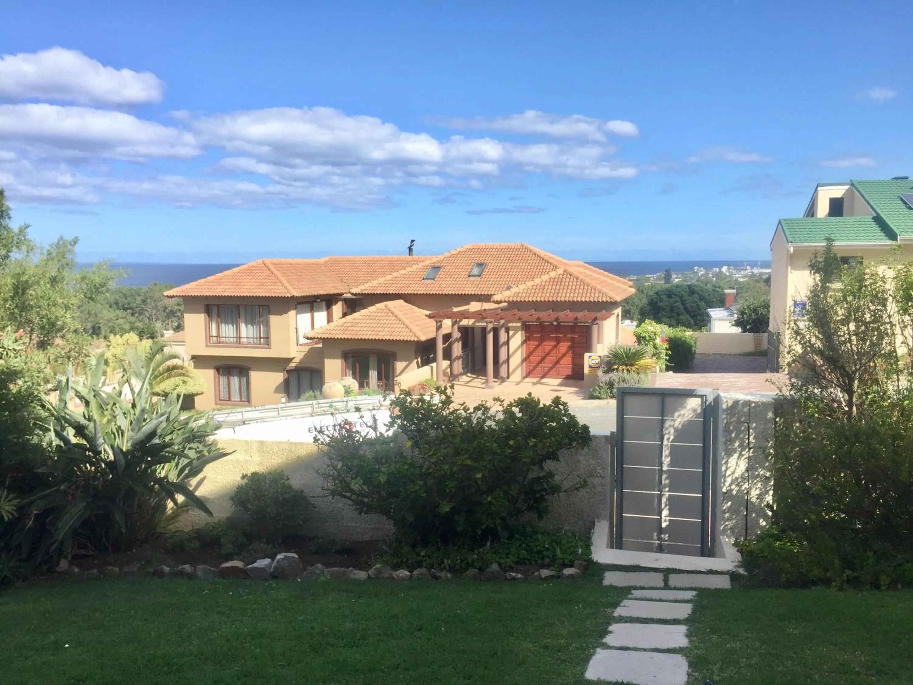 Facade/entrance in Hermanus Heights Villa