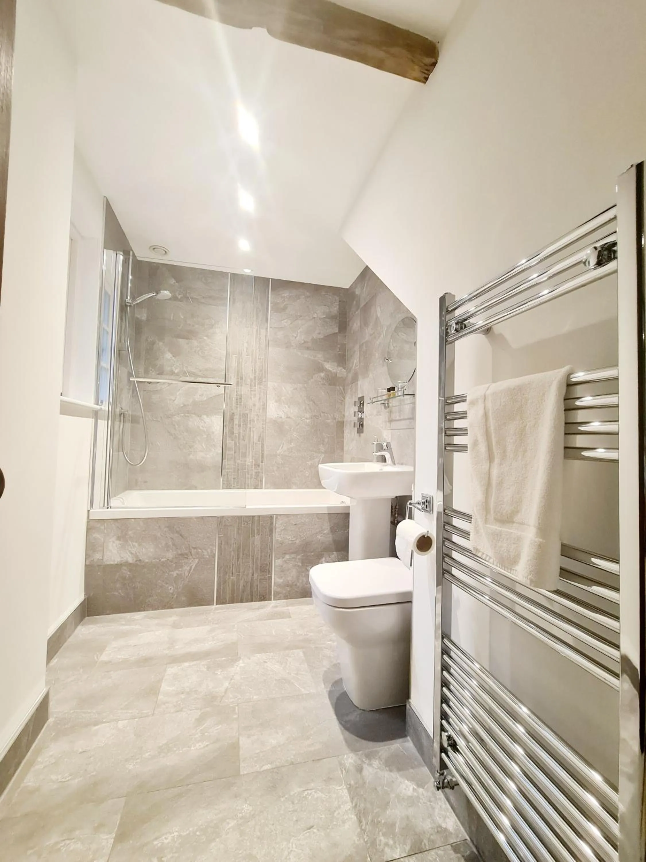 Bathroom in The Harvard Inn