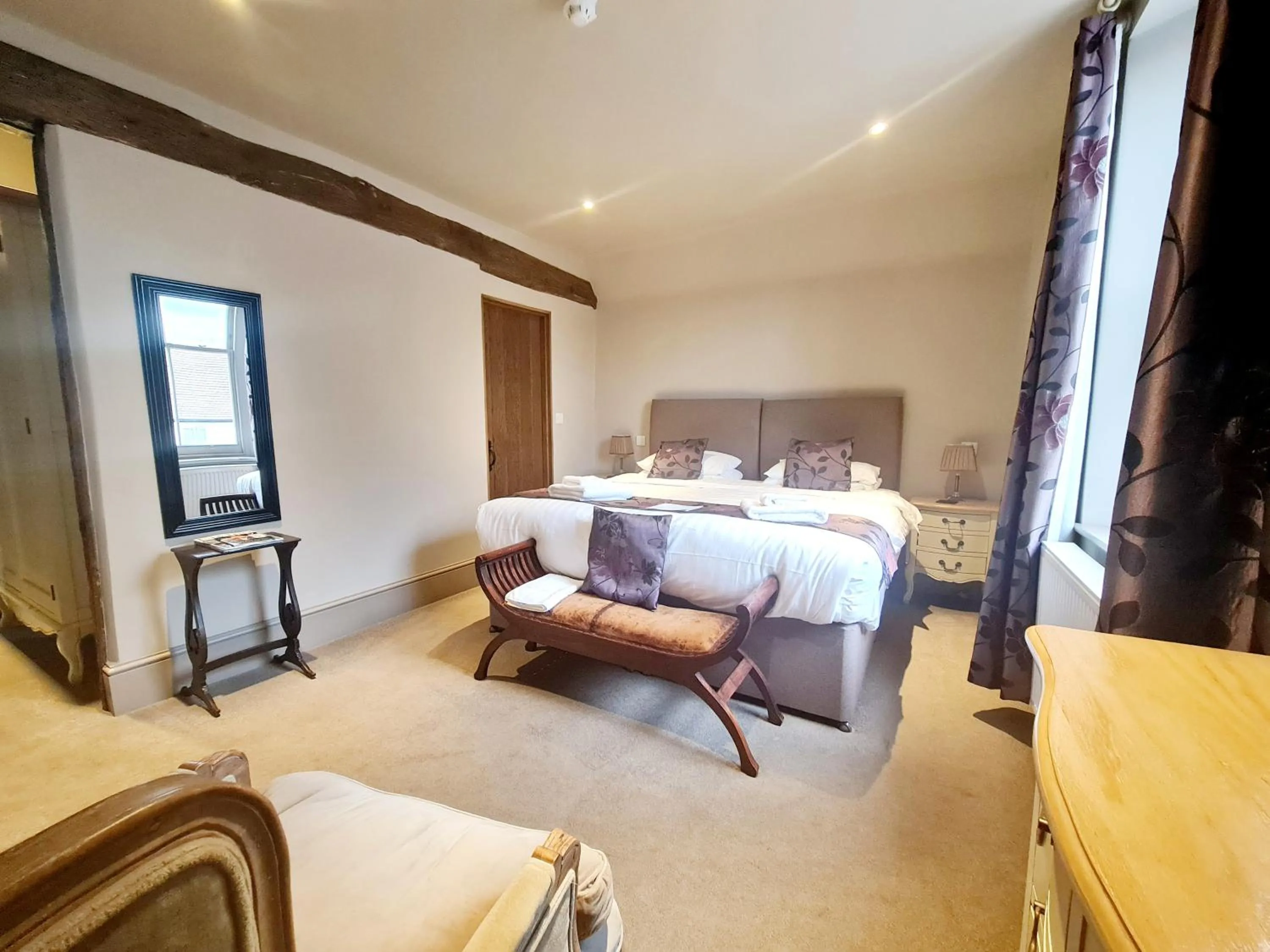 Bedroom, Bed in The Harvard Inn