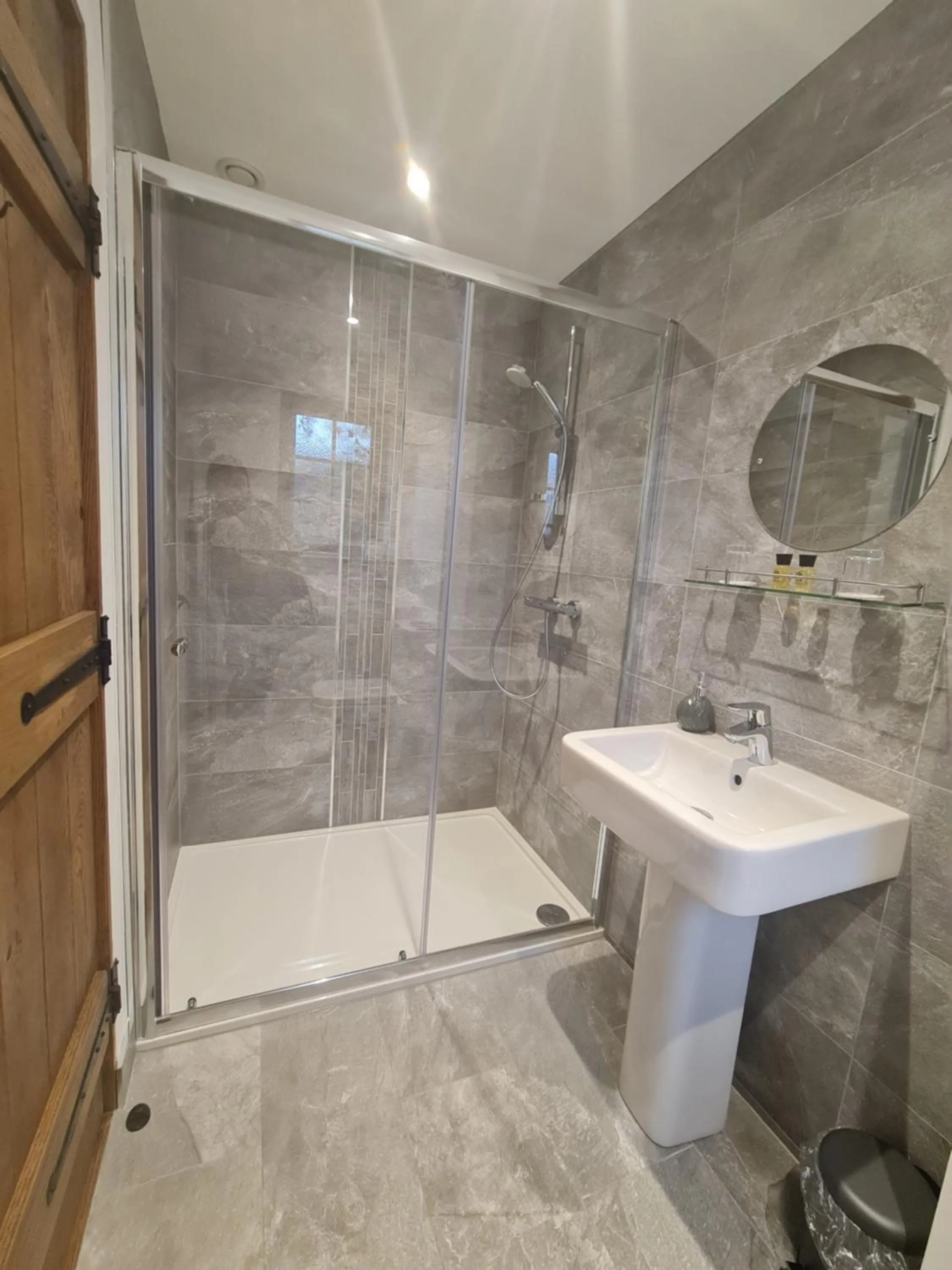 Shower in The Harvard Inn