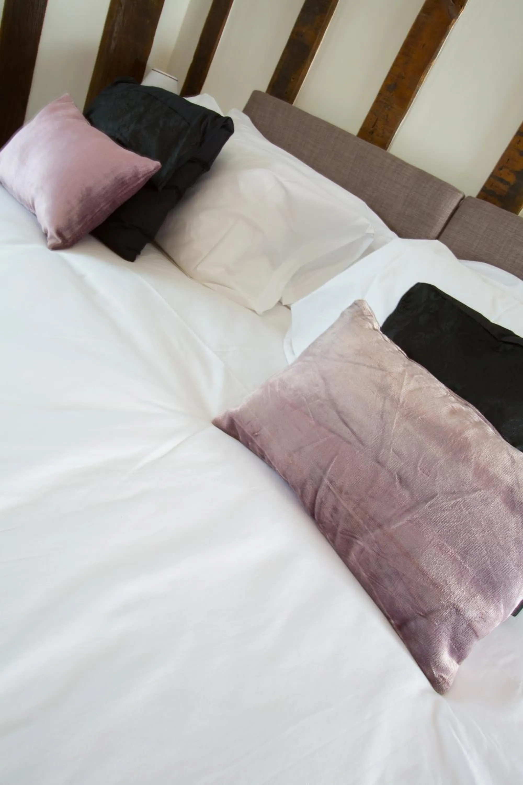 Bed in The Harvard Inn