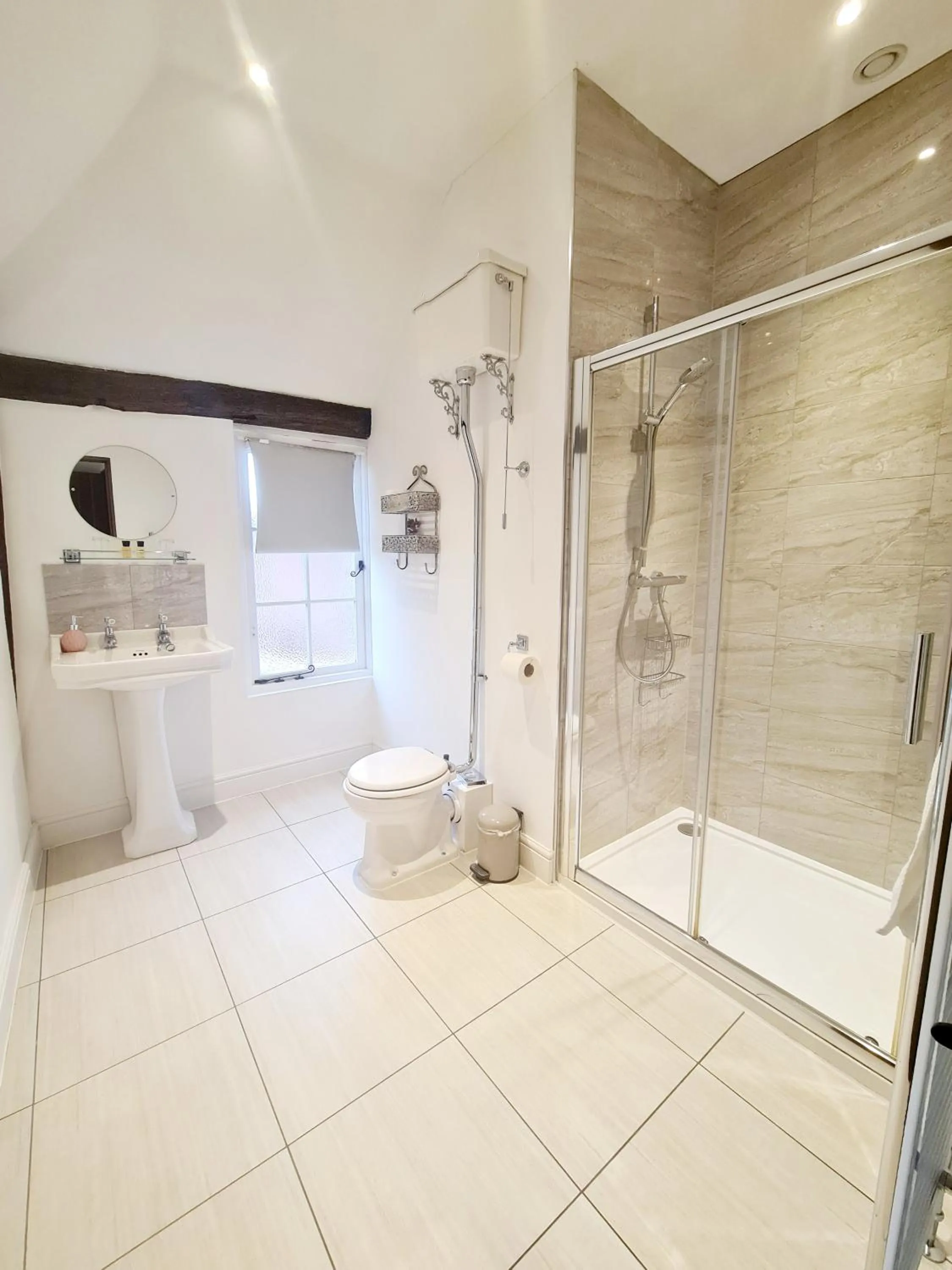 Shower in The Harvard Inn