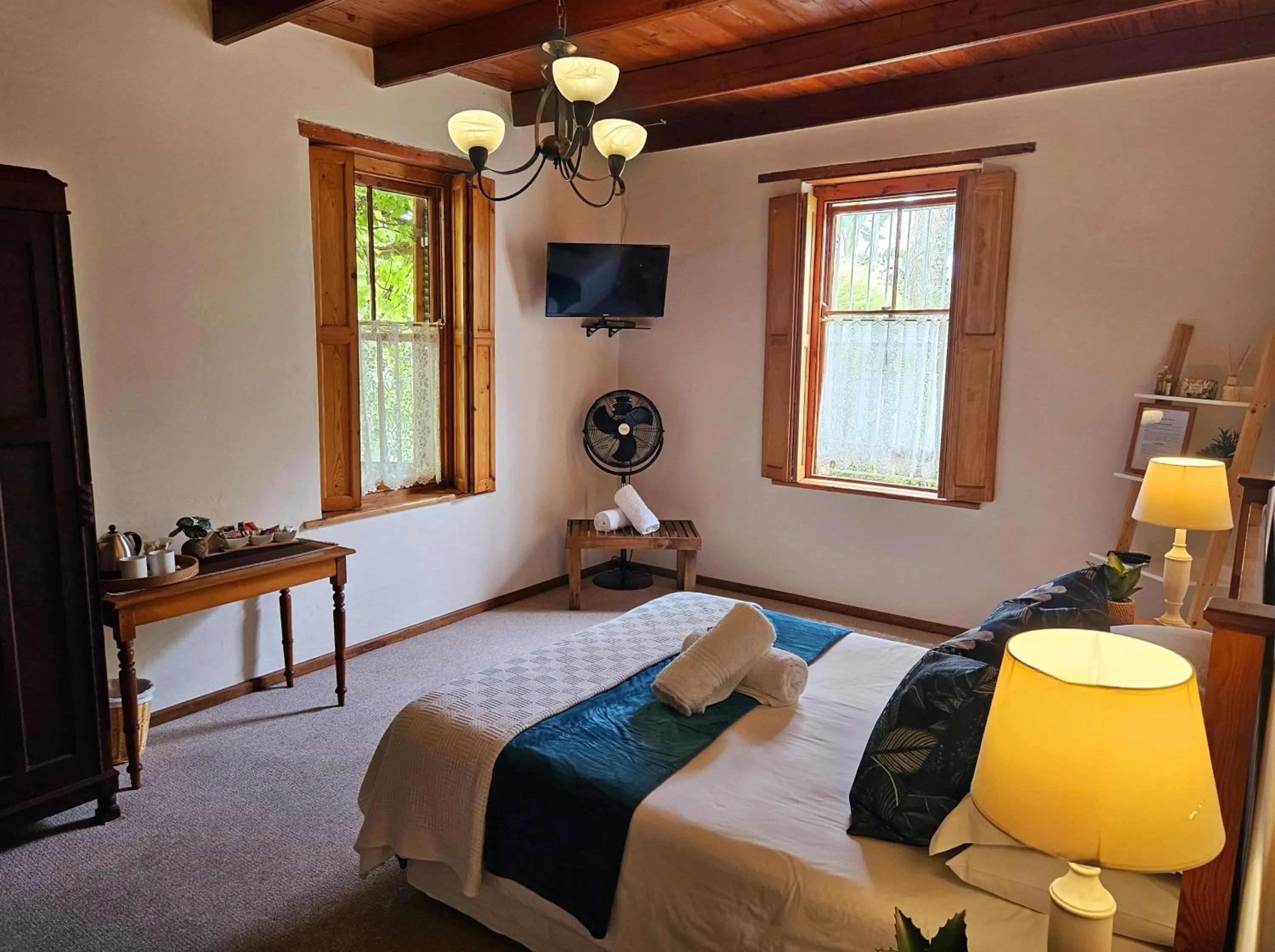 Bedroom, Bed in Rawsonville House