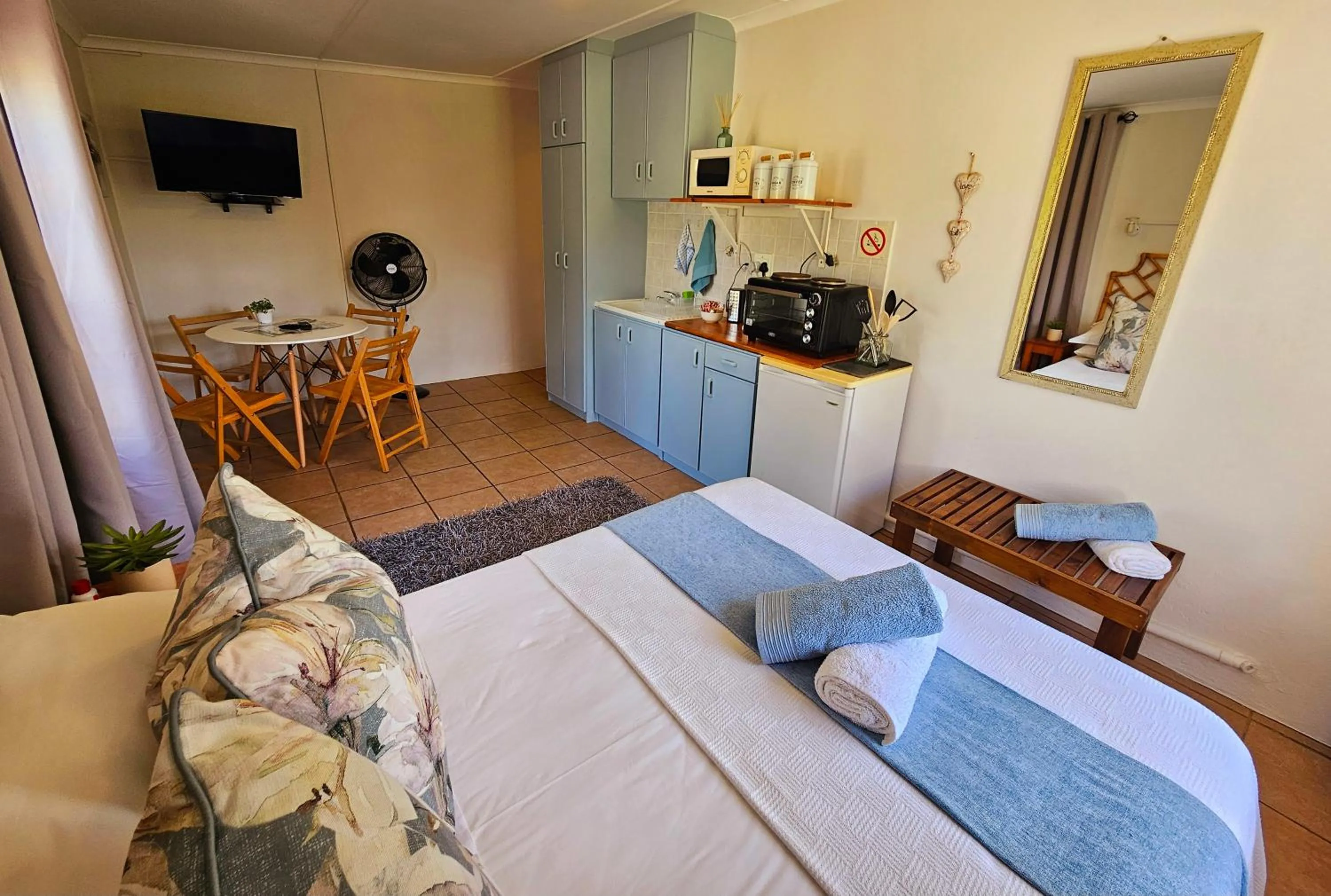 Photo of the whole room, Bed in Rawsonville House