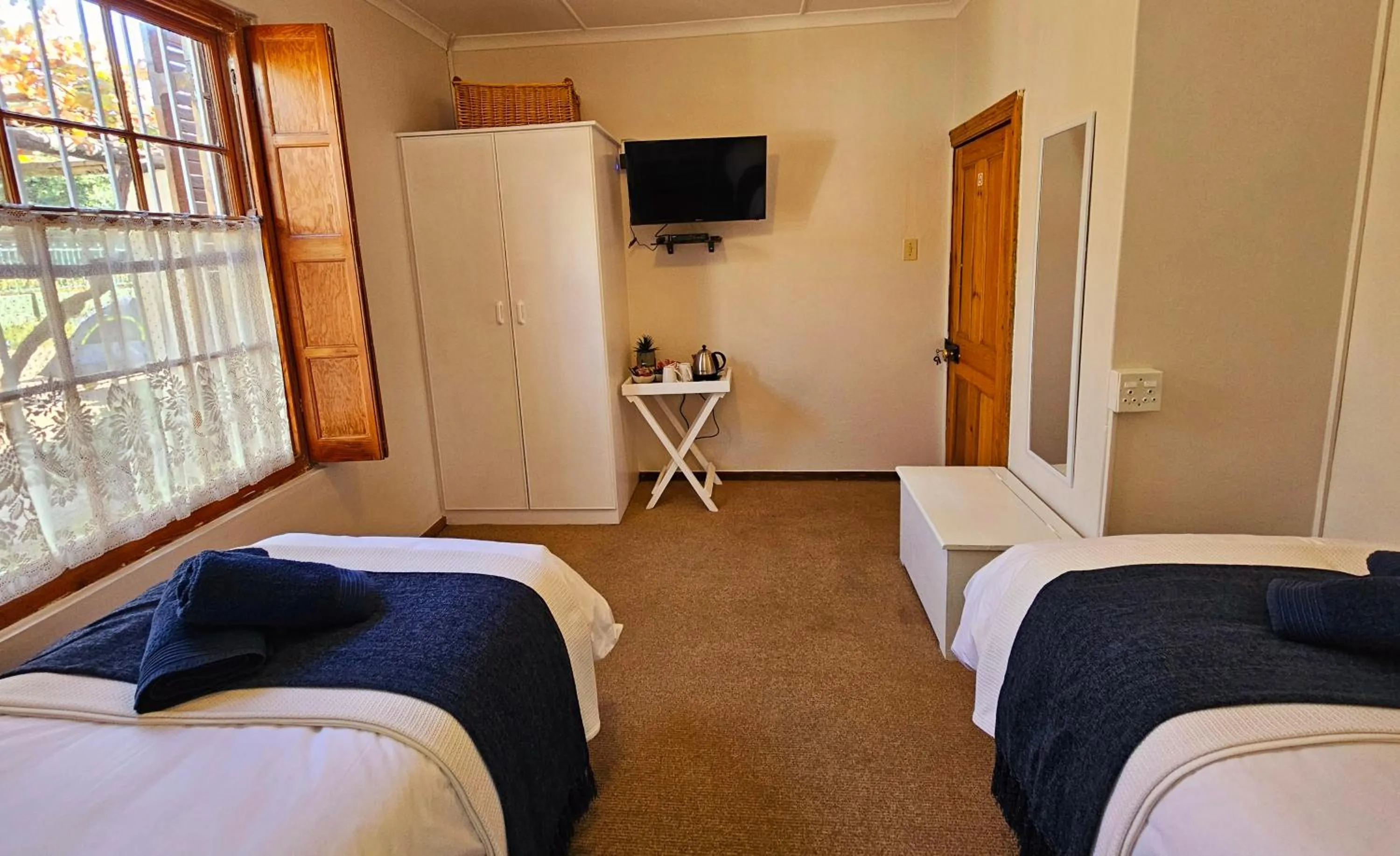 Bedroom, Bed in Rawsonville House