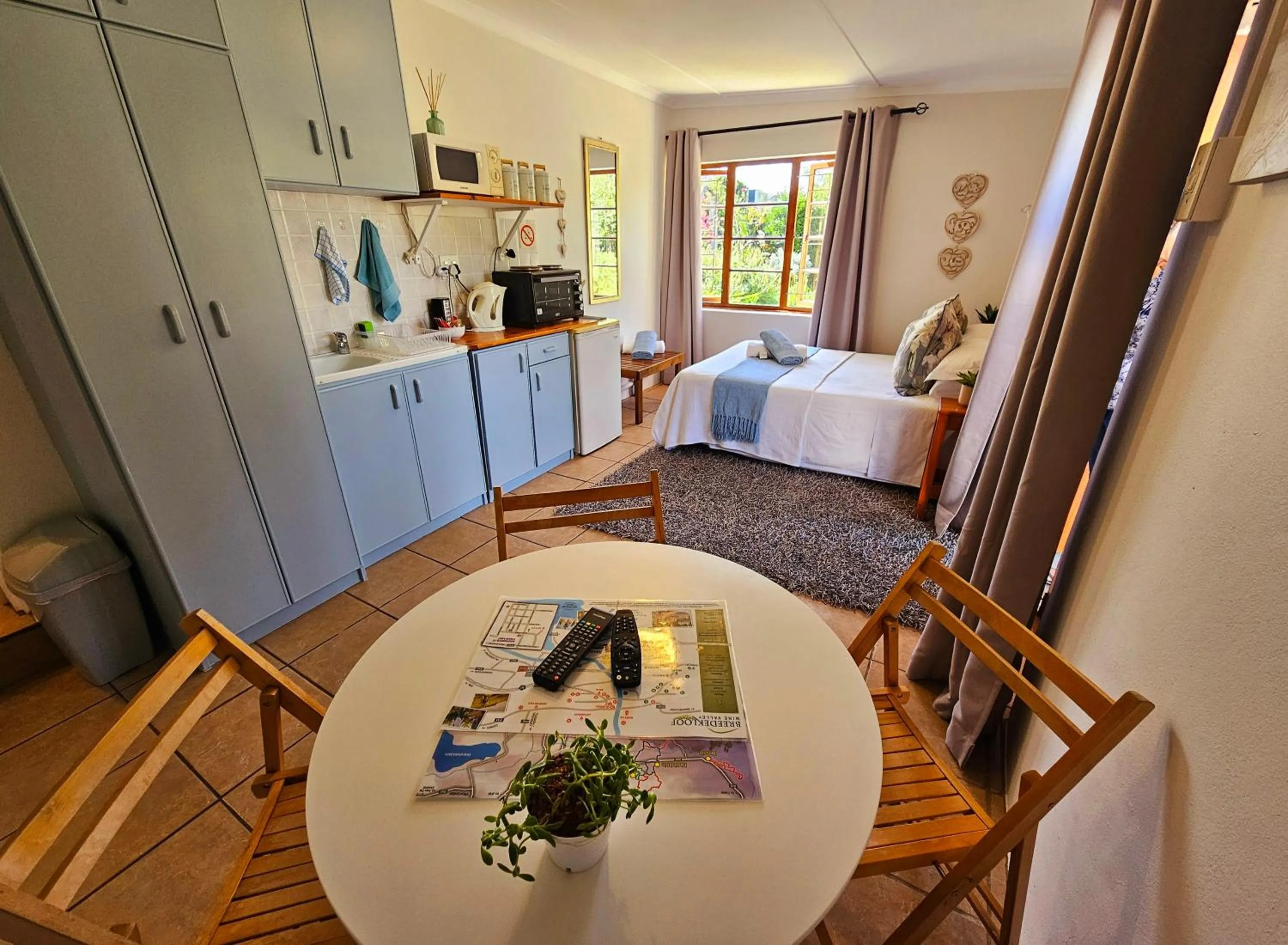 Photo of the whole room in Rawsonville House