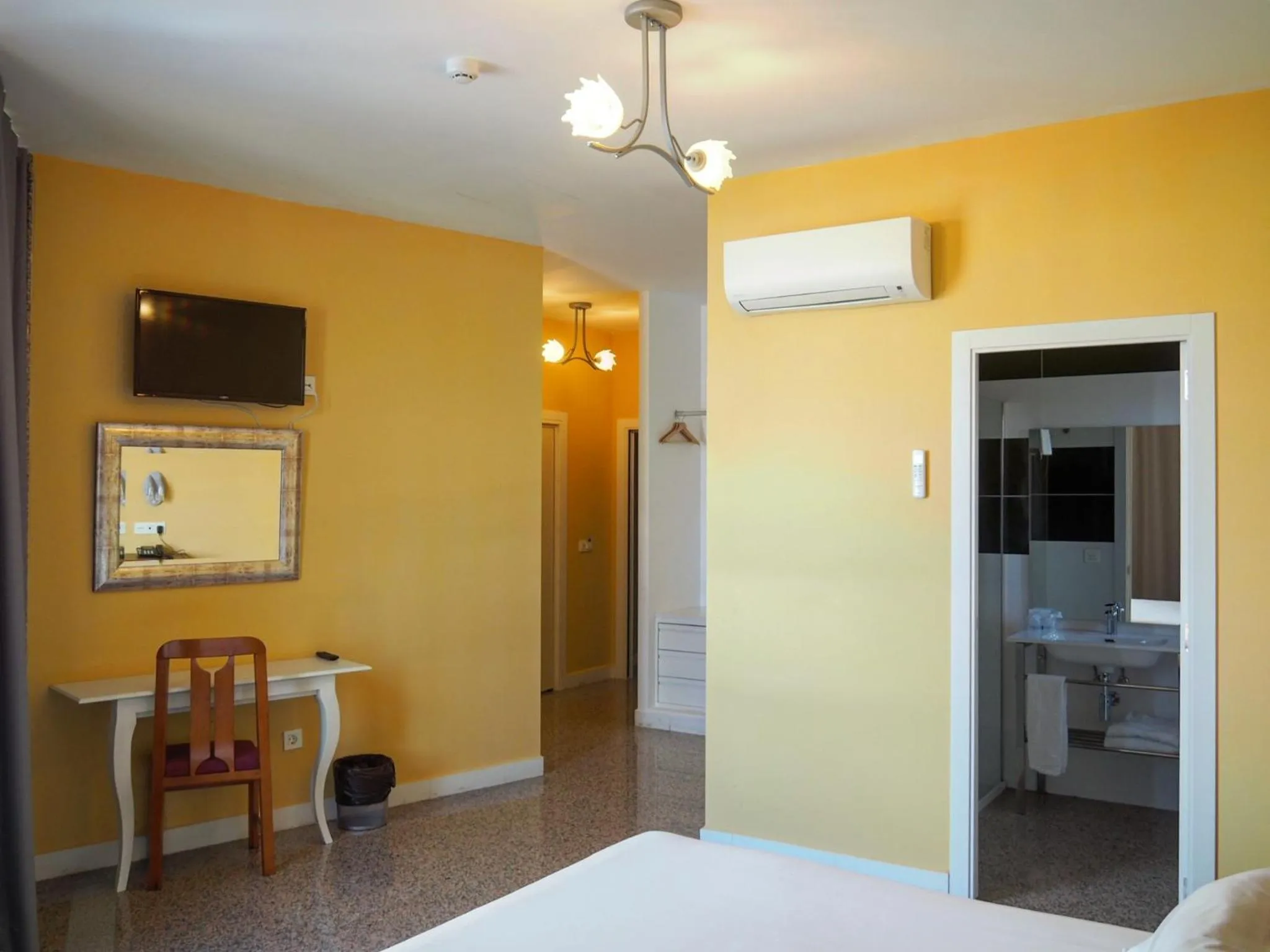 Photo of the whole room, Bed in Hotel Humanes