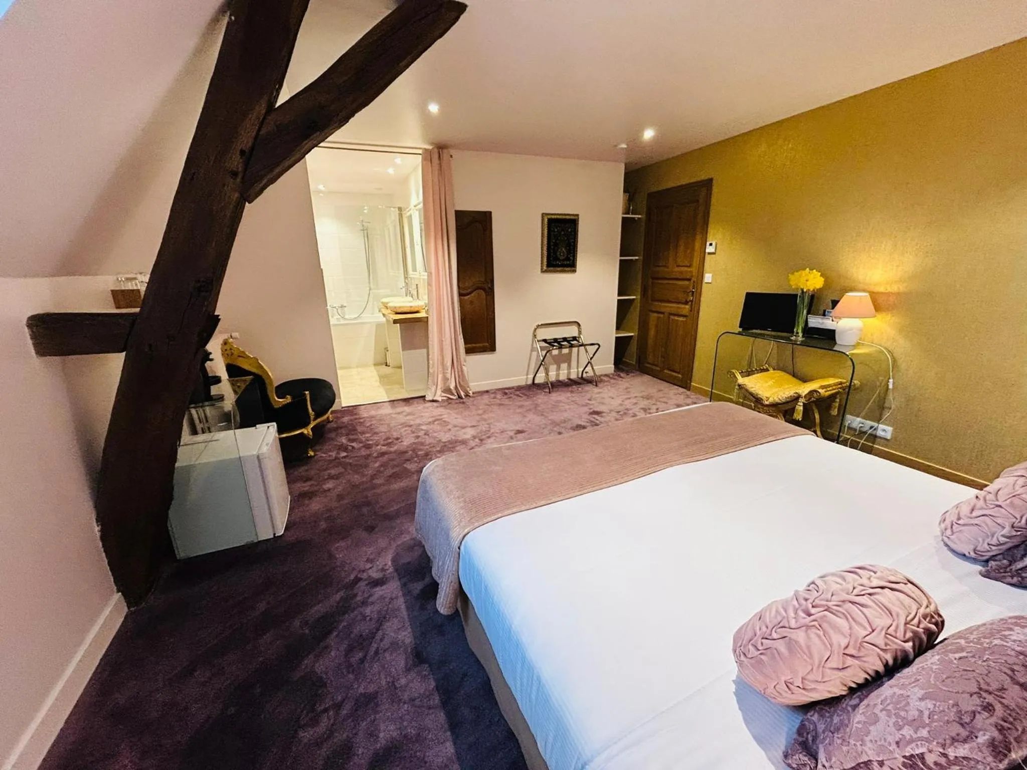 Bathroom, Bed in Domaine Pont Juillet