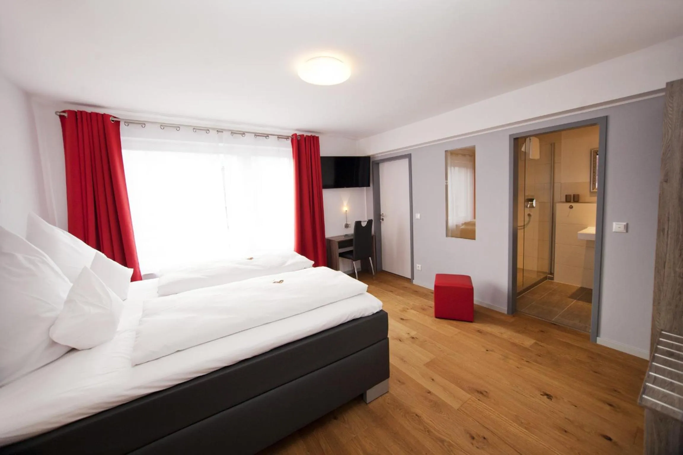 Photo of the whole room, Bed in Hotel Vintage Am Bundesbank-Bunker