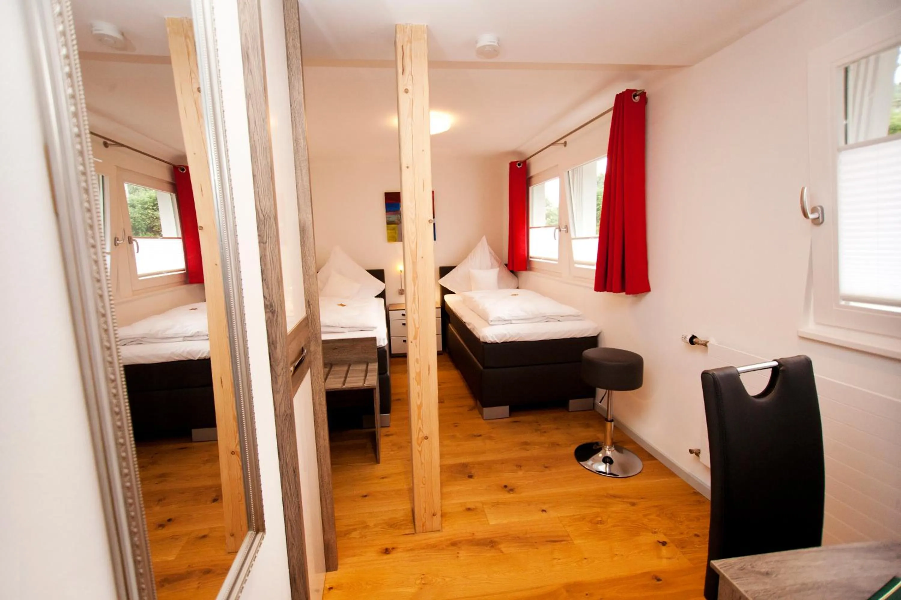 Photo of the whole room, Bed in Hotel Vintage Am Bundesbank-Bunker