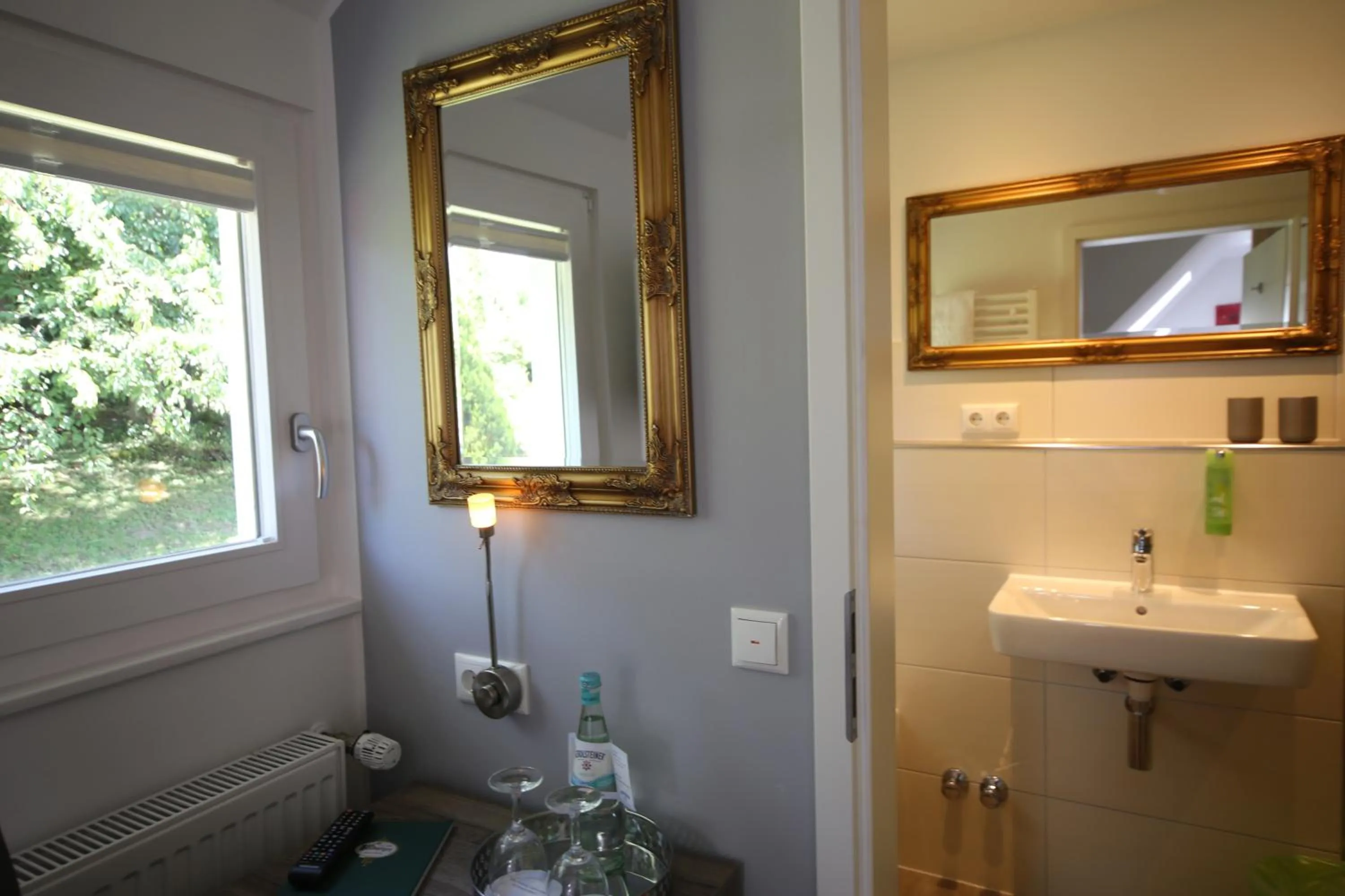 Photo of the whole room in Hotel Vintage Am Bundesbank-Bunker