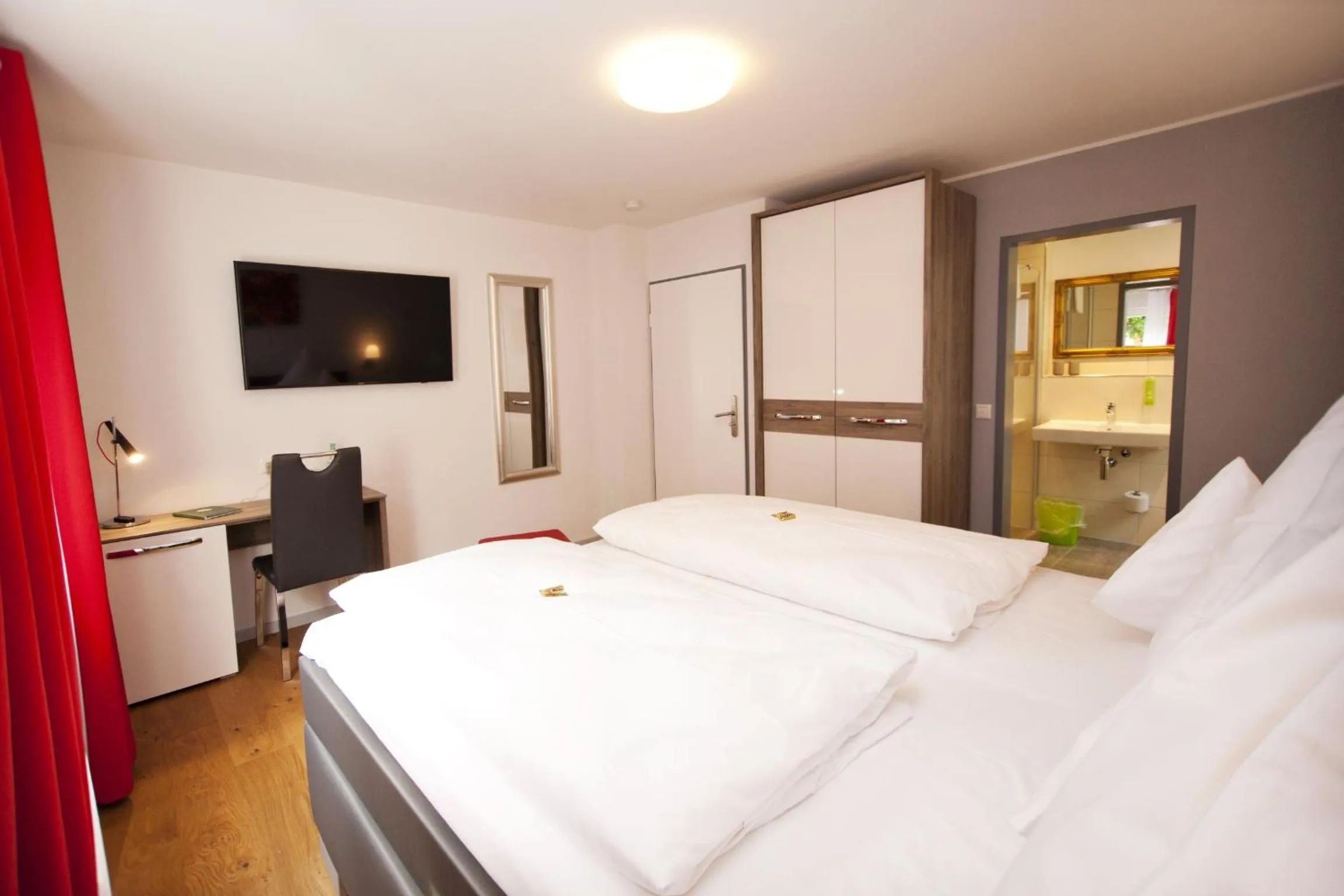 Photo of the whole room, Bed in Hotel Vintage Am Bundesbank-Bunker