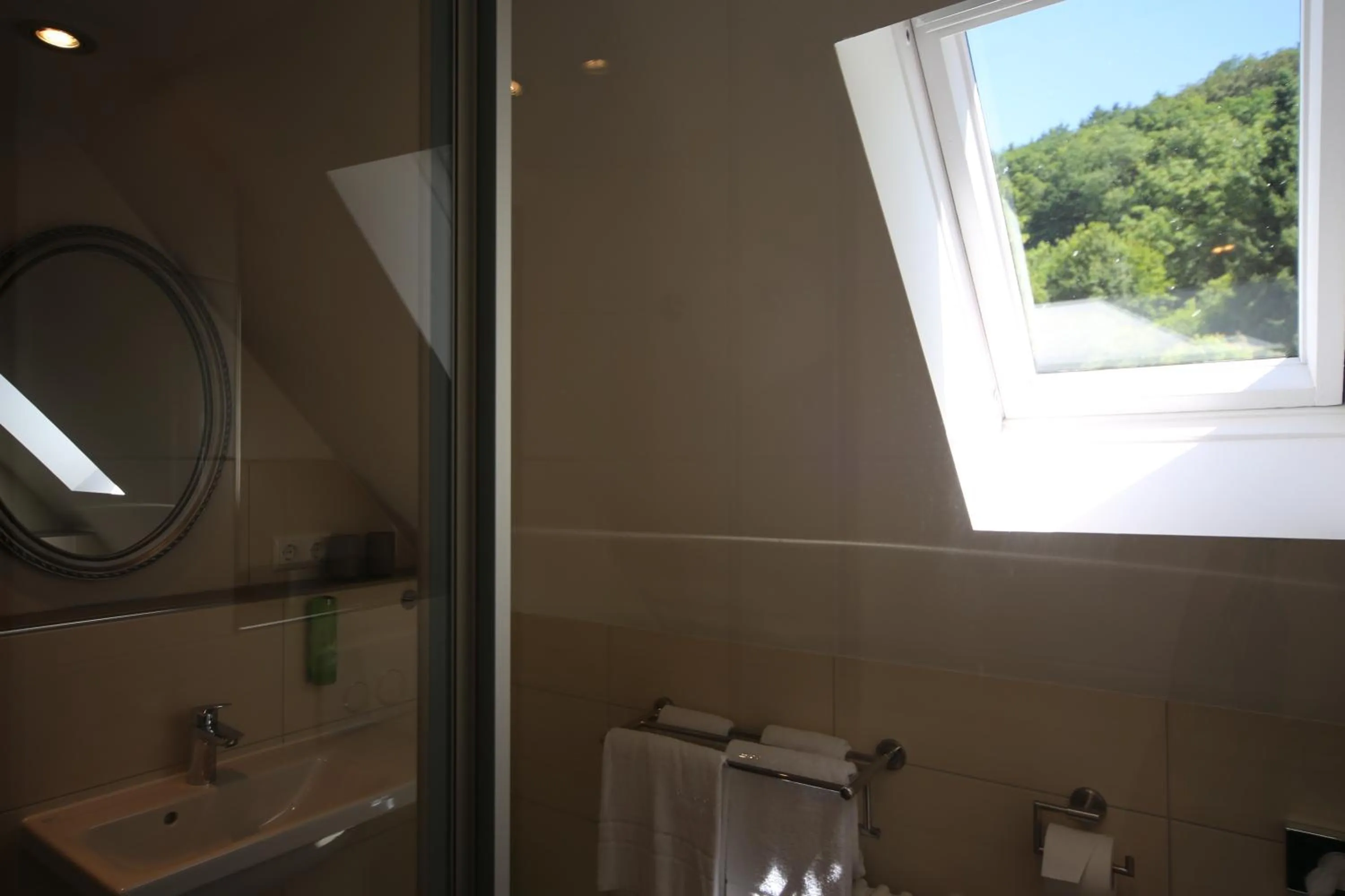 Photo of the whole room in Hotel Vintage Am Bundesbank-Bunker