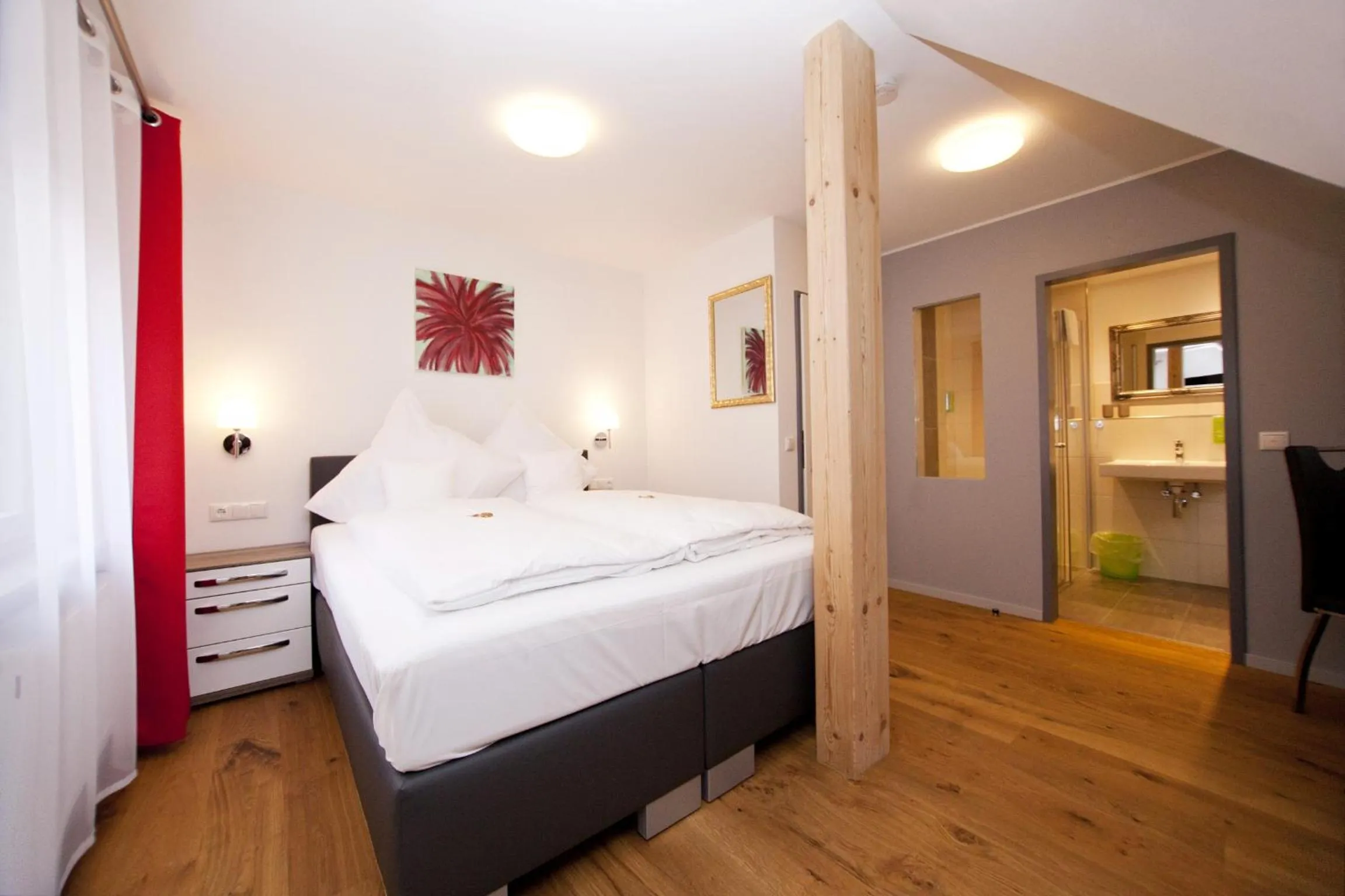 Photo of the whole room, Bed in Hotel Vintage Am Bundesbank-Bunker