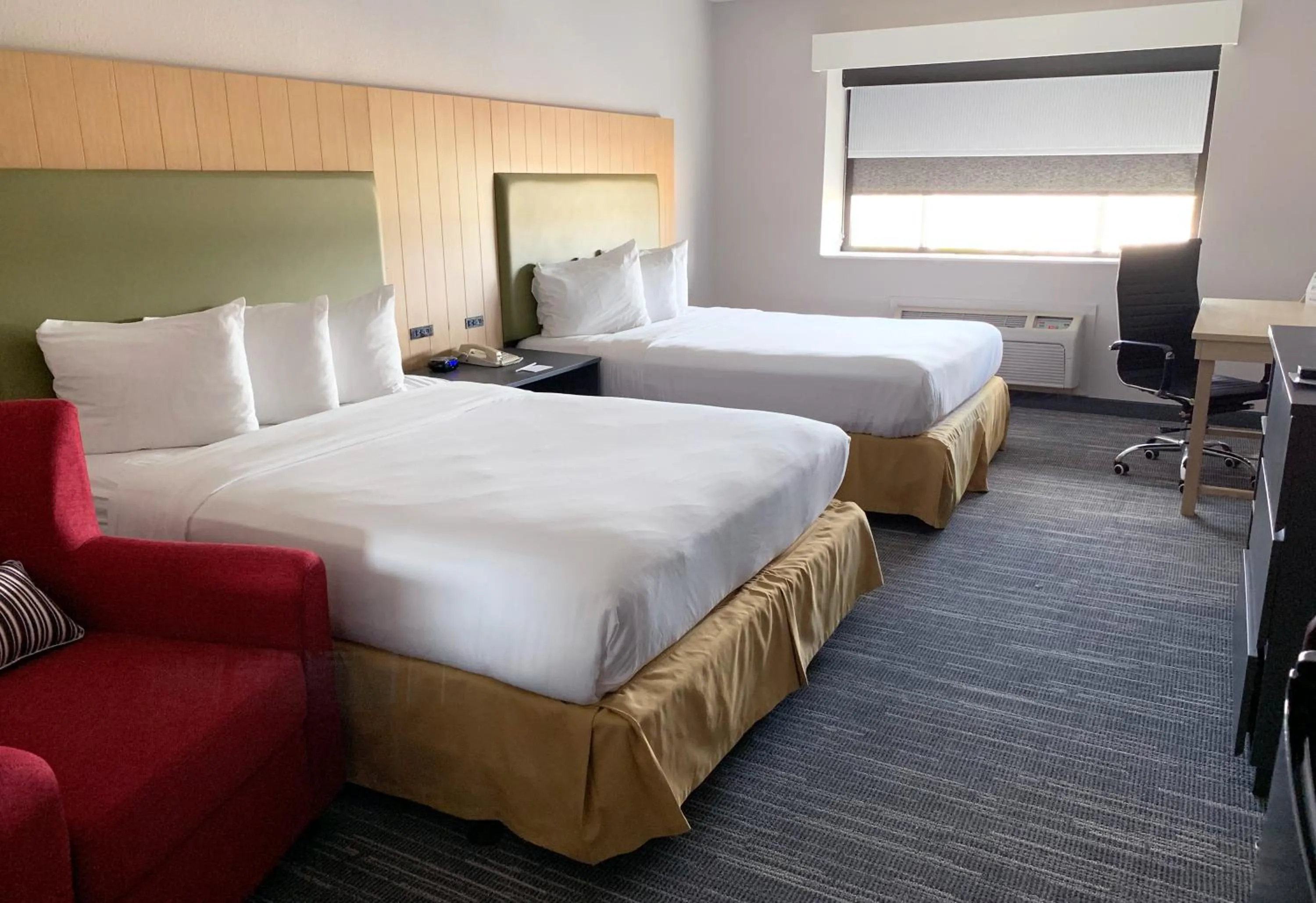 Bed in Country Inn & Suites by Radisson, Fort Worth West l-30 NAS JRB