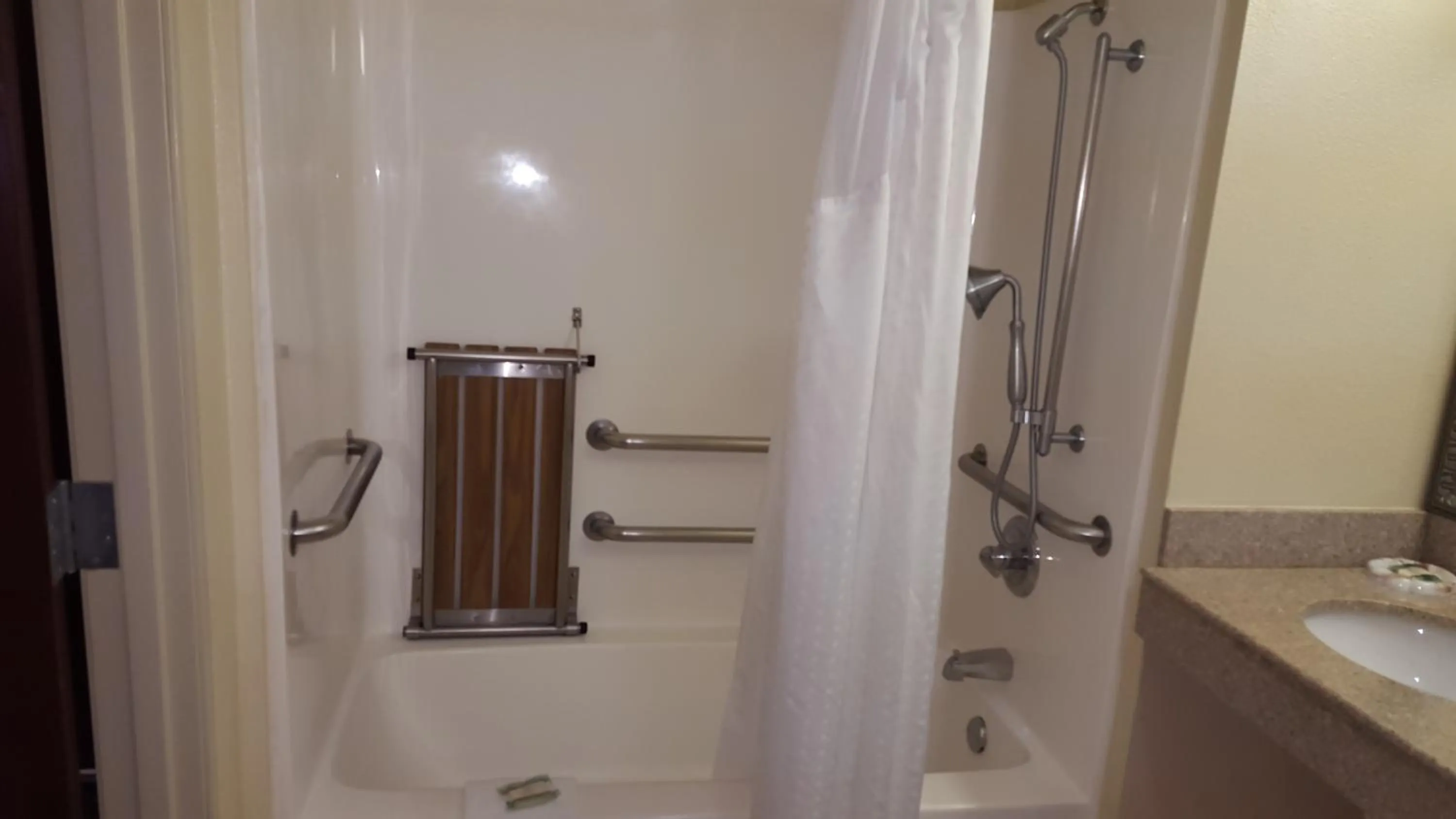 Shower in Country Inn & Suites by Radisson, Fort Worth West l-30 NAS JRB