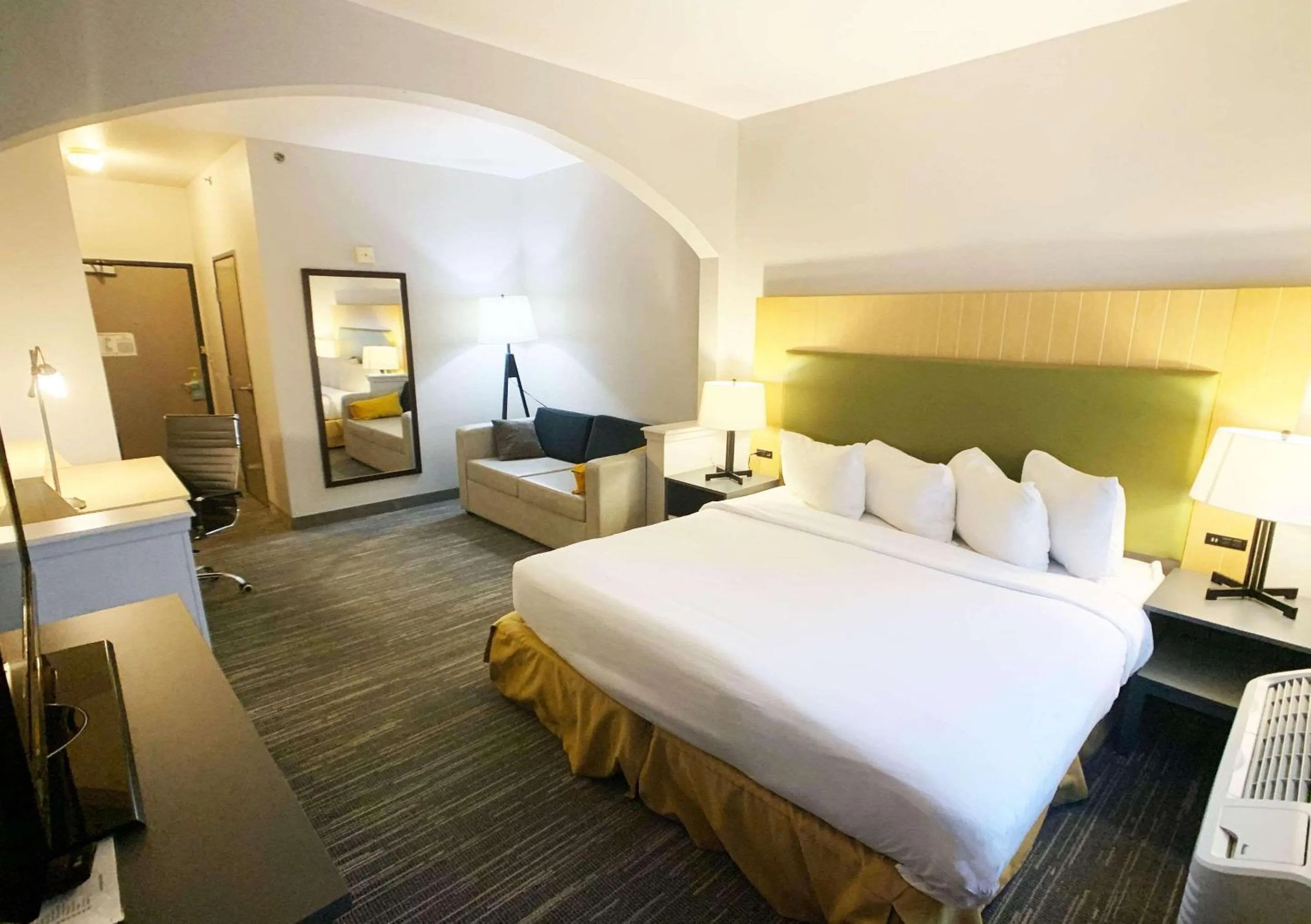 Bed in Country Inn & Suites by Radisson, Fort Worth West l-30 NAS JRB