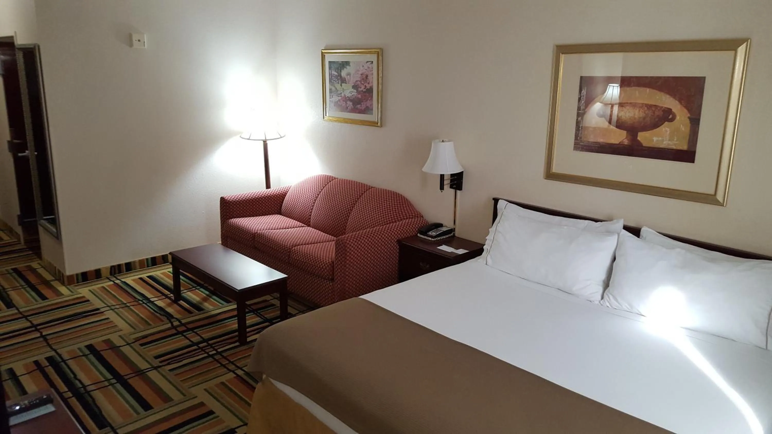 Bed in Country Inn & Suites by Radisson, Fort Worth West l-30 NAS JRB