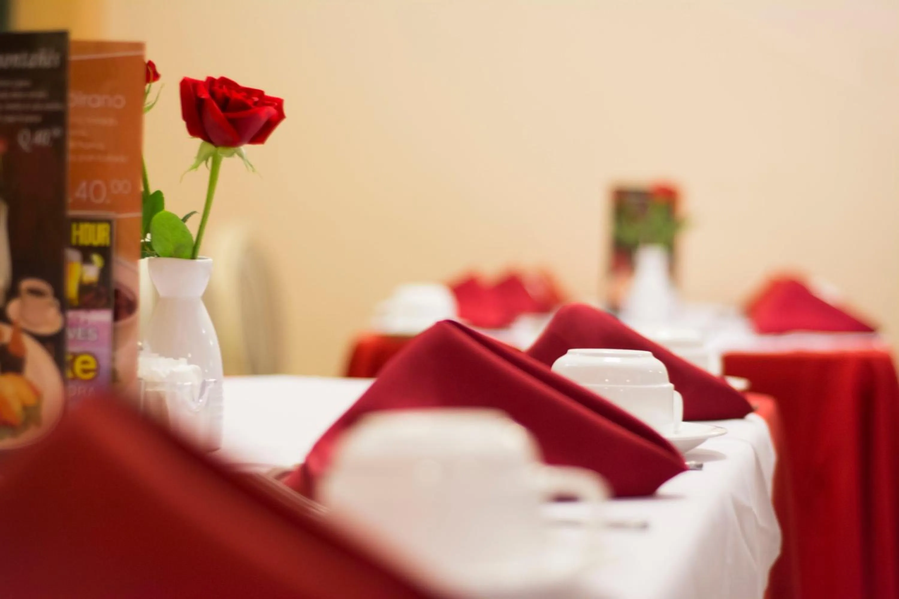 Restaurant/places to eat in Hotel Royal Palace