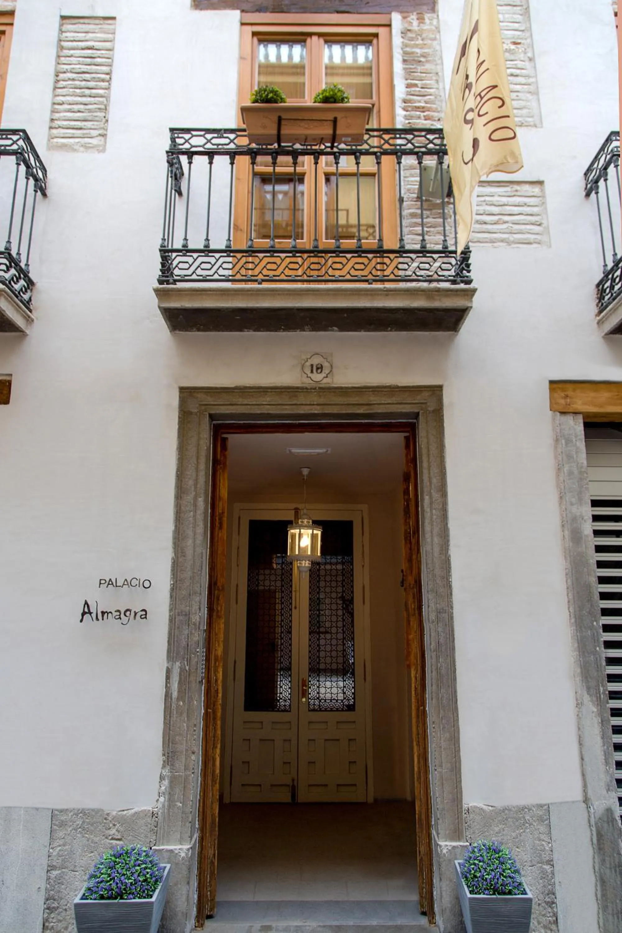 Facade/entrance in Palacio Almagra