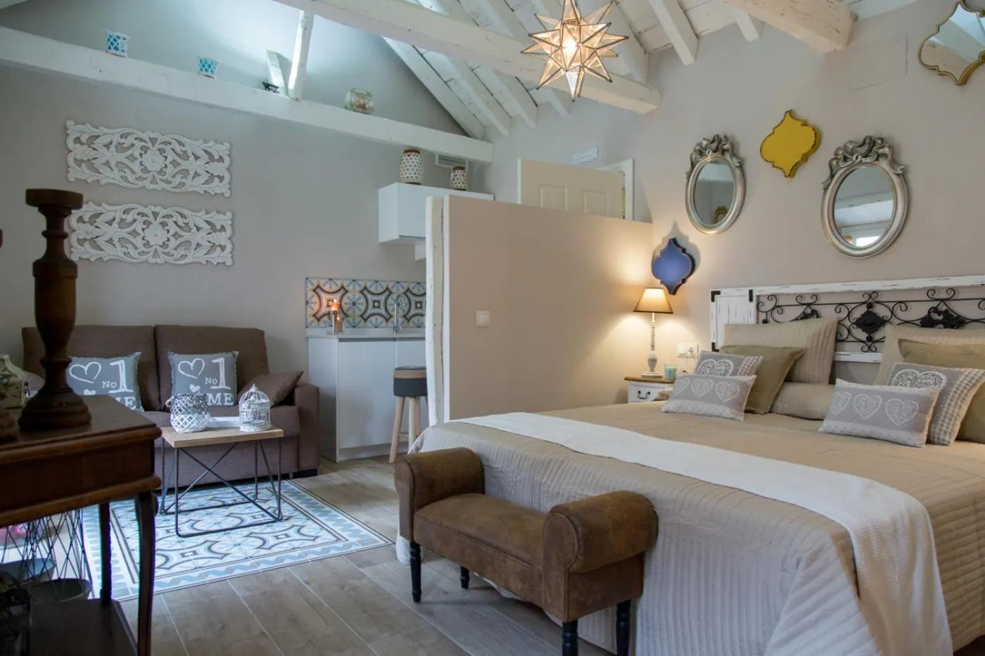 Photo of the whole room, Bed in Palacio Almagra