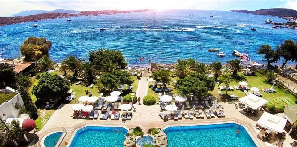 Swimming pool in Royal Asarlik Beach Hotel