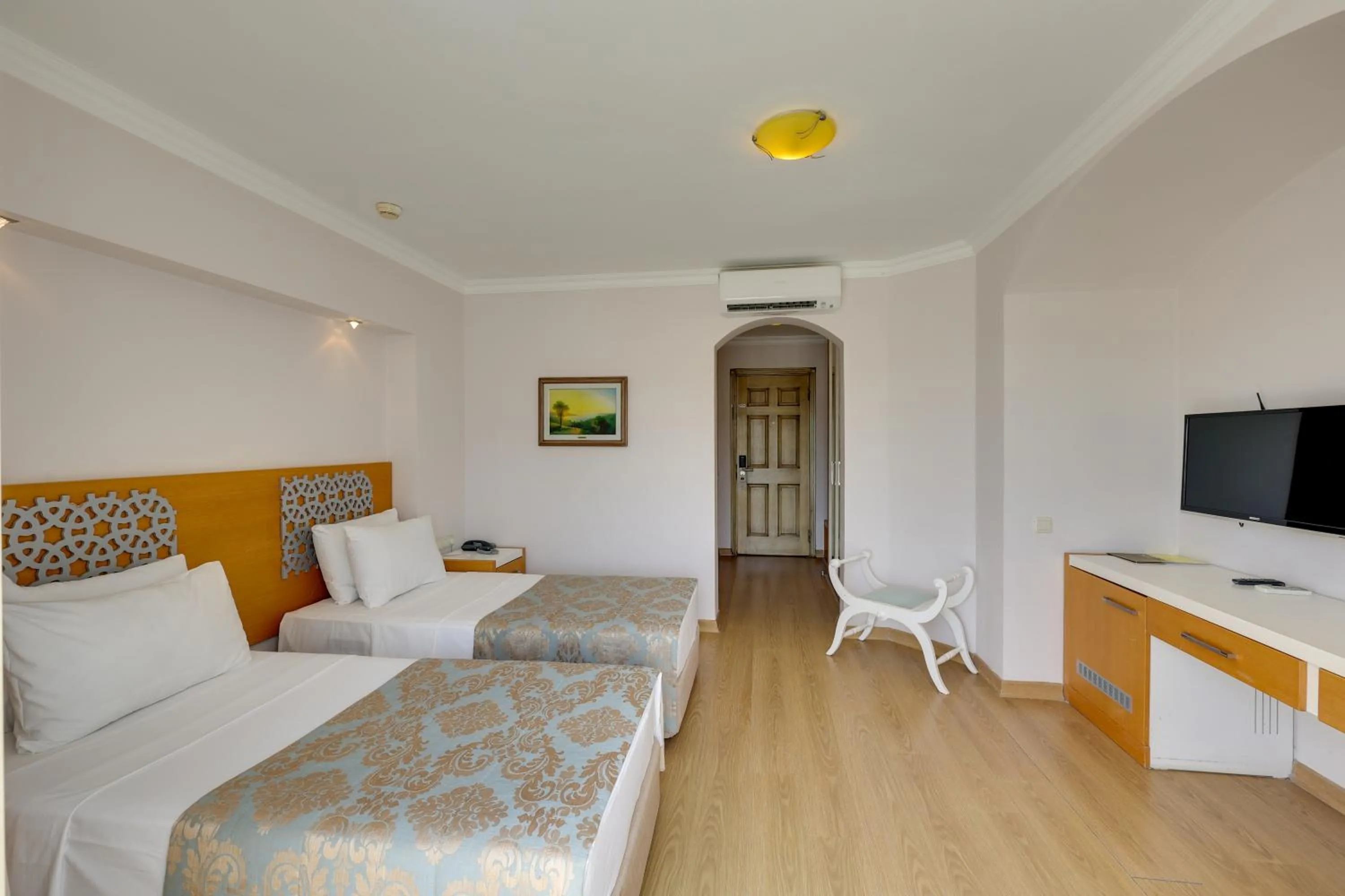 room service, Bed in Royal Asarlik Beach Hotel