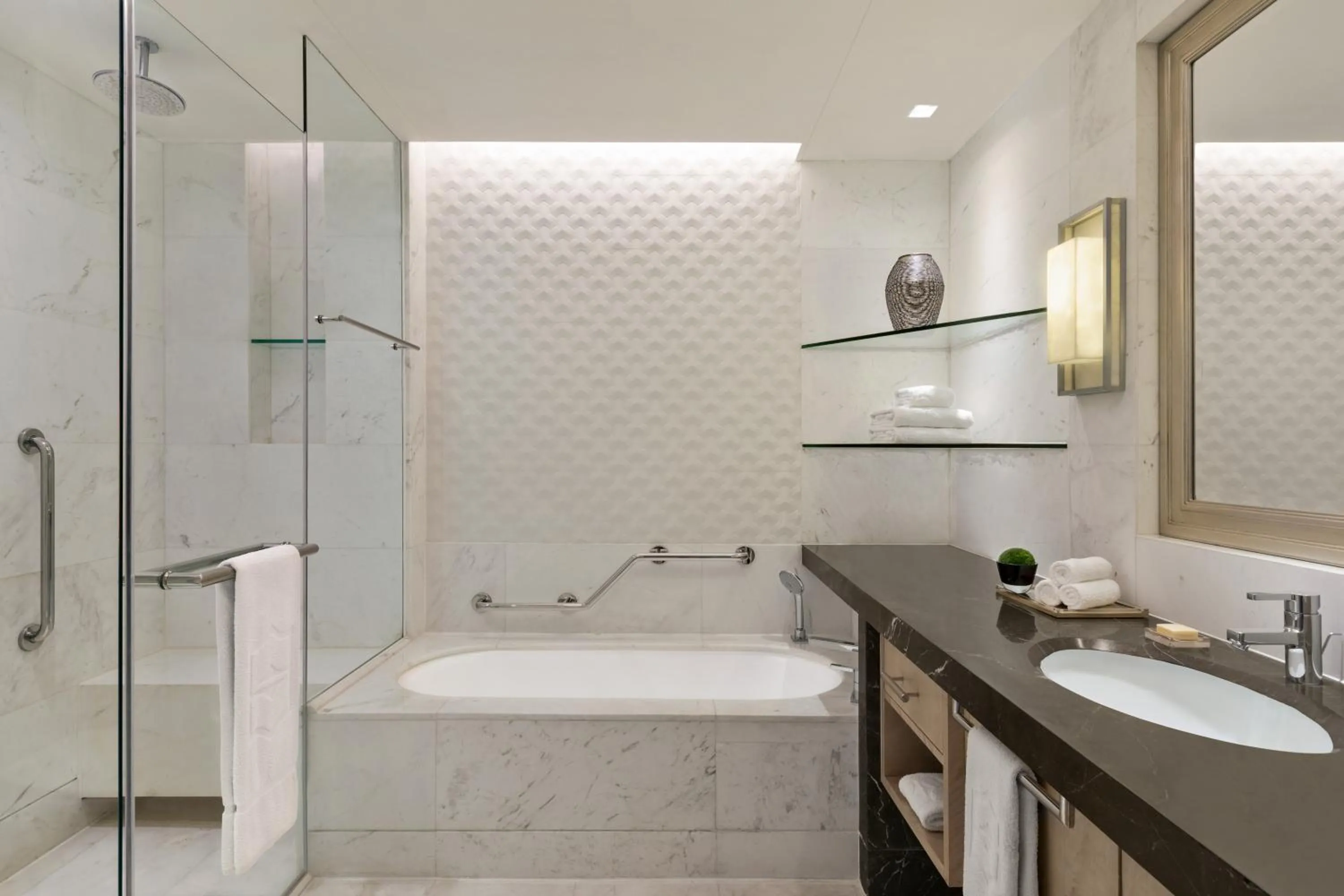 Shower in Shangri-La The Fort, Manila