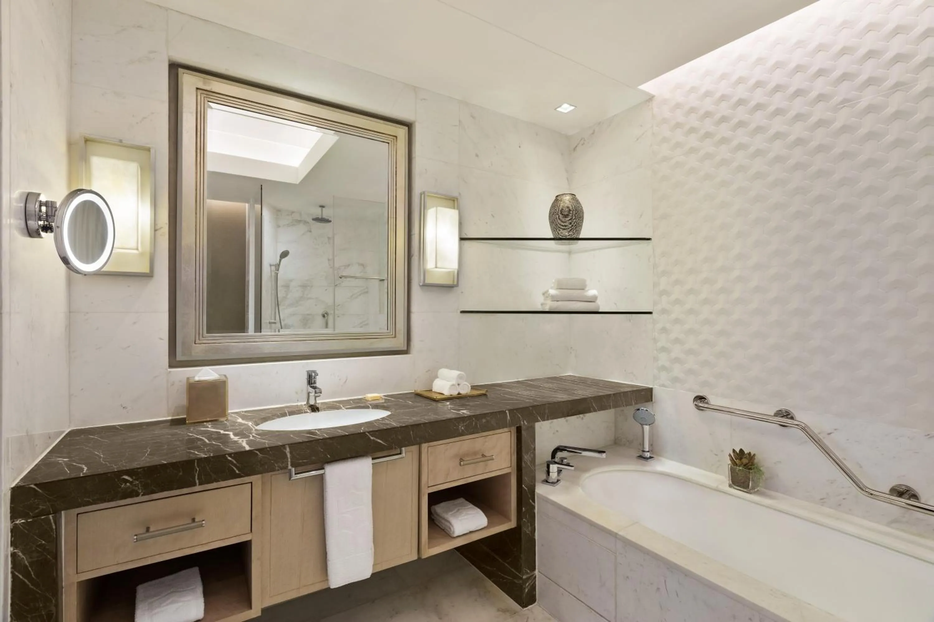 Shower in Shangri-La The Fort, Manila