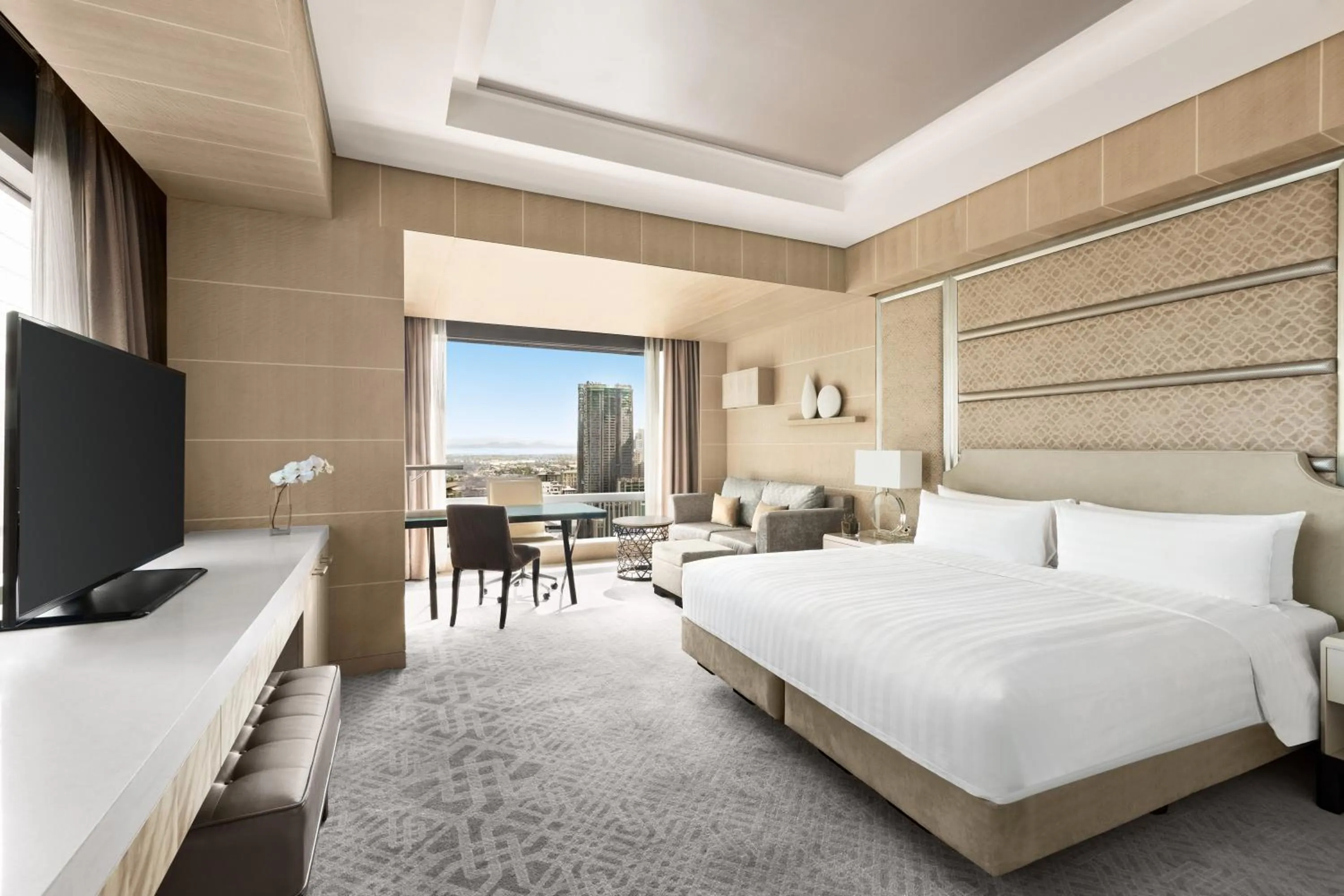 Photo of the whole room, Bed in Shangri-La The Fort, Manila