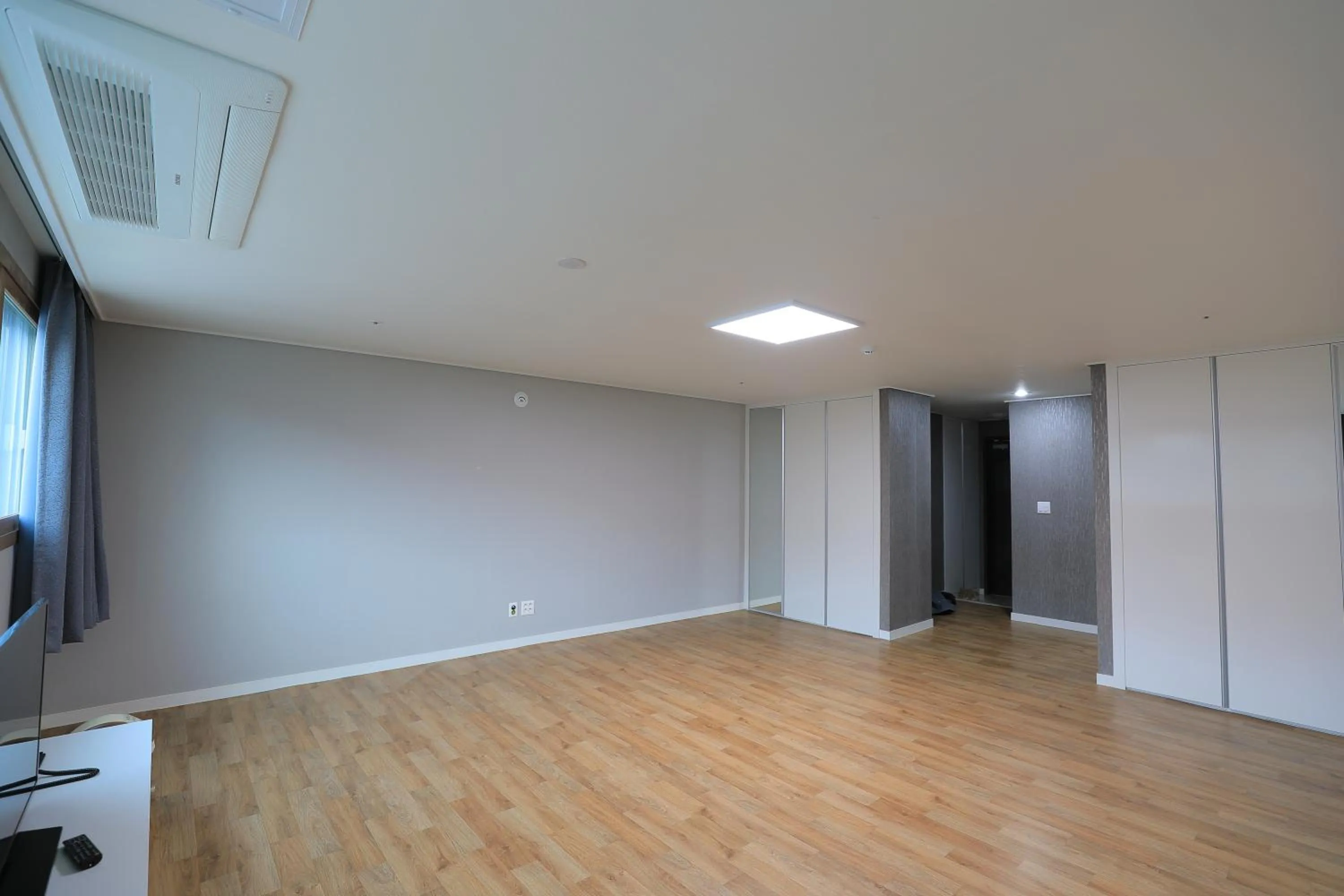 Photo of the whole room in Mona Yongpyong