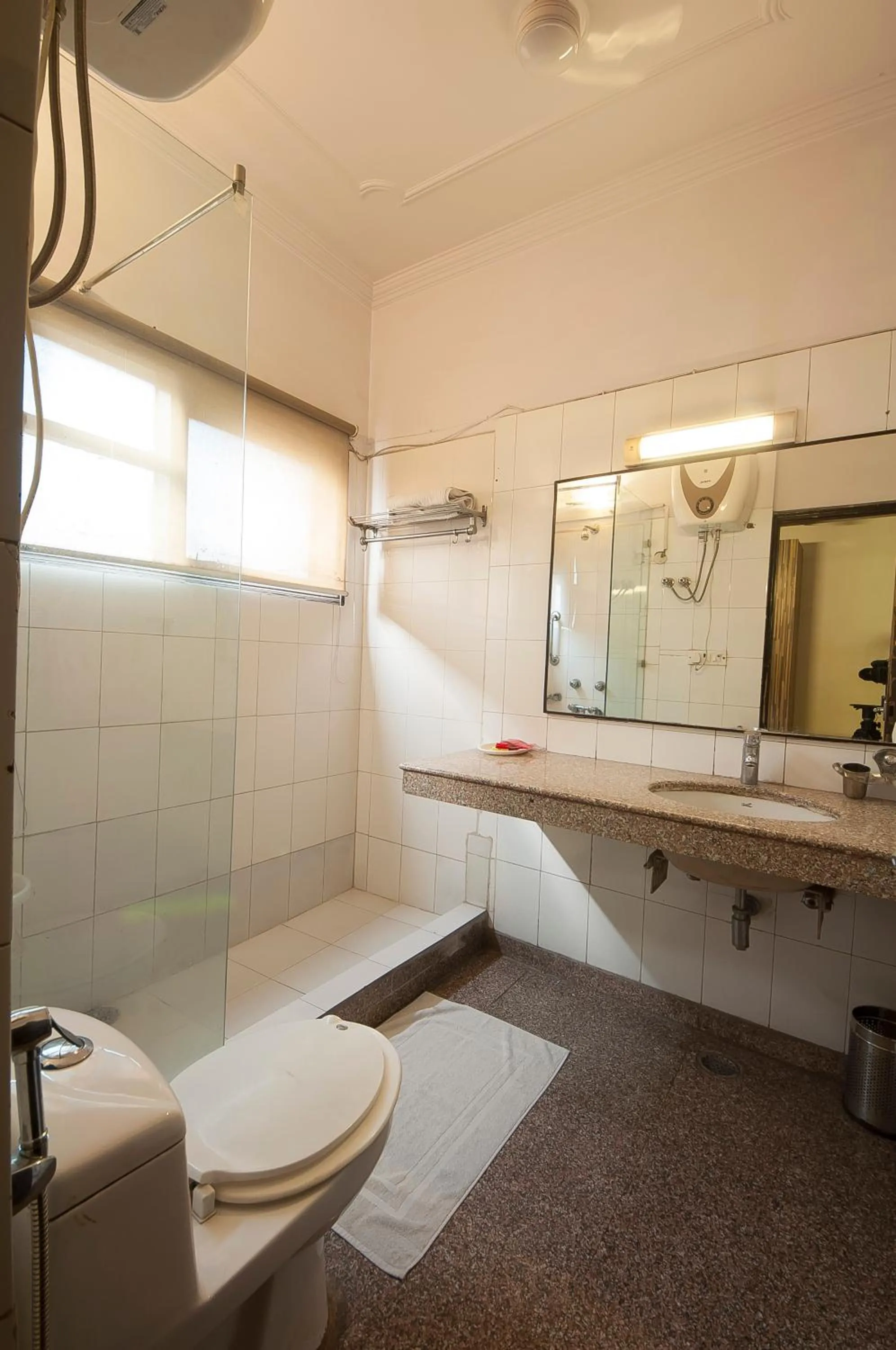 Toilet in Golden Leaf Hotel