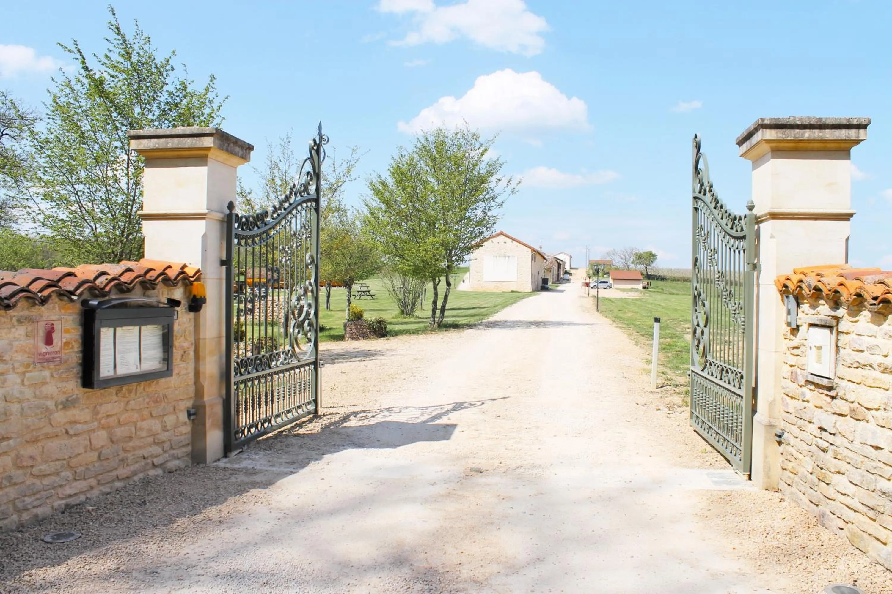 Facade/entrance in Domaine Joseph LAFARGE Wine Resort B&B