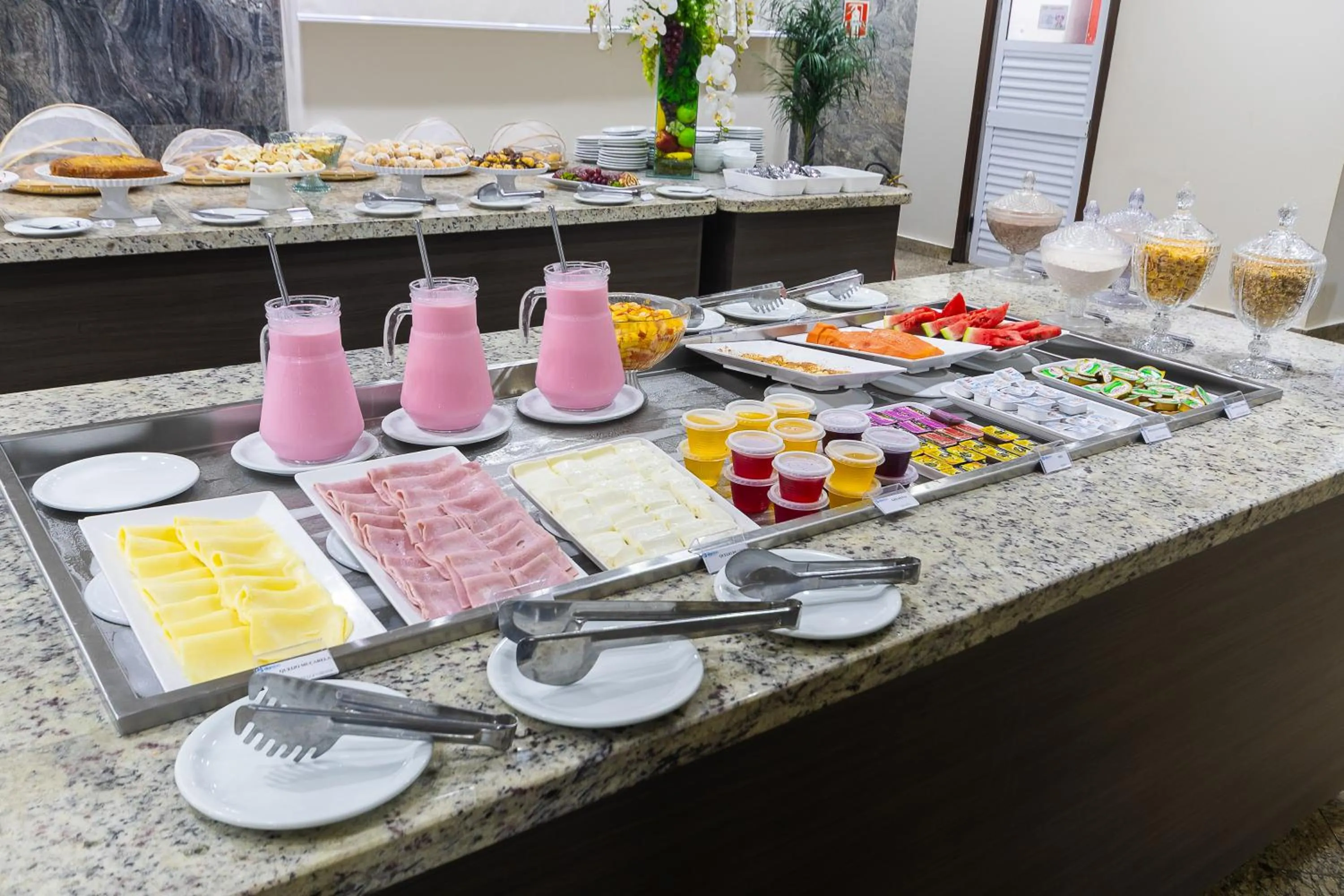 Breakfast in Hotel Dan Inn Ribeirão Preto By Nacional Inn