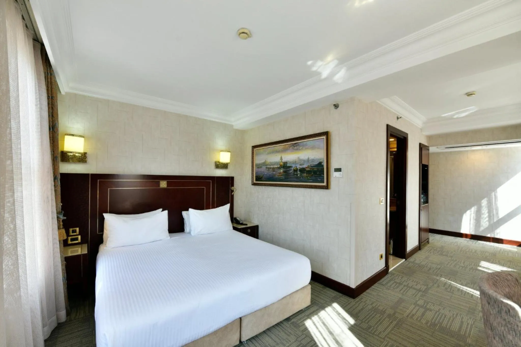Photo of the whole room, Bed in Crowne Plaza Istanbul - Old City by IHG
