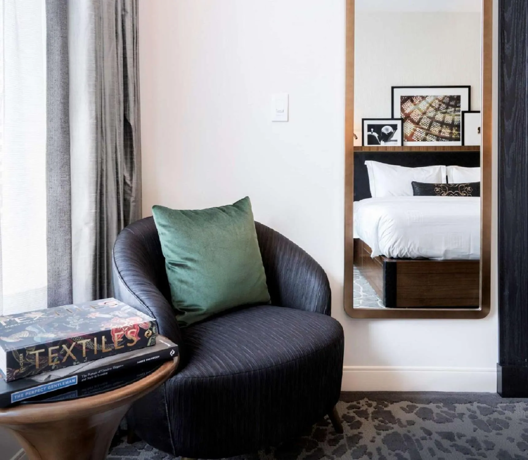 Living room, Bed in LondonHouse Chicago, Curio Collection by Hilton