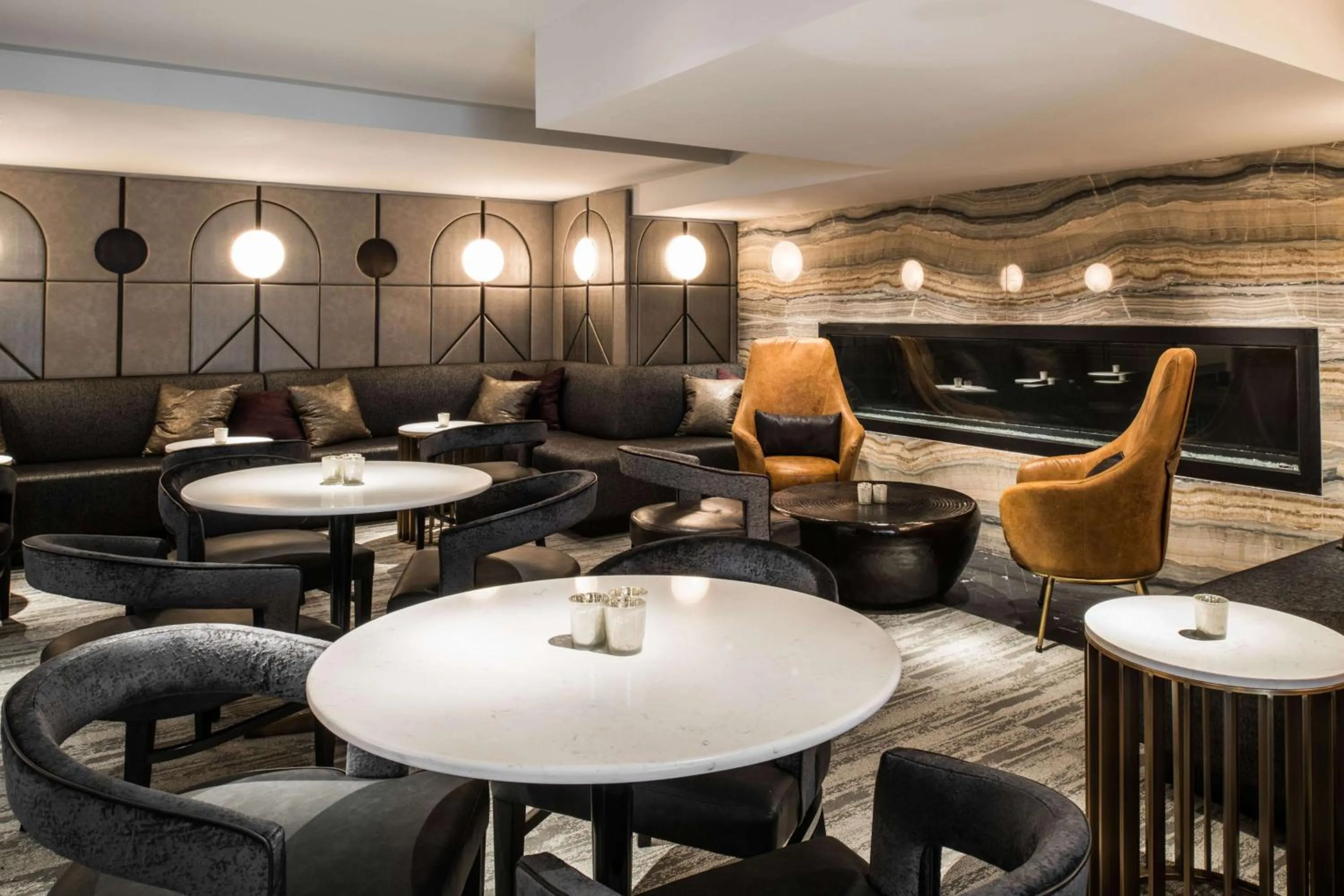 Lounge or bar in LondonHouse Chicago, Curio Collection by Hilton