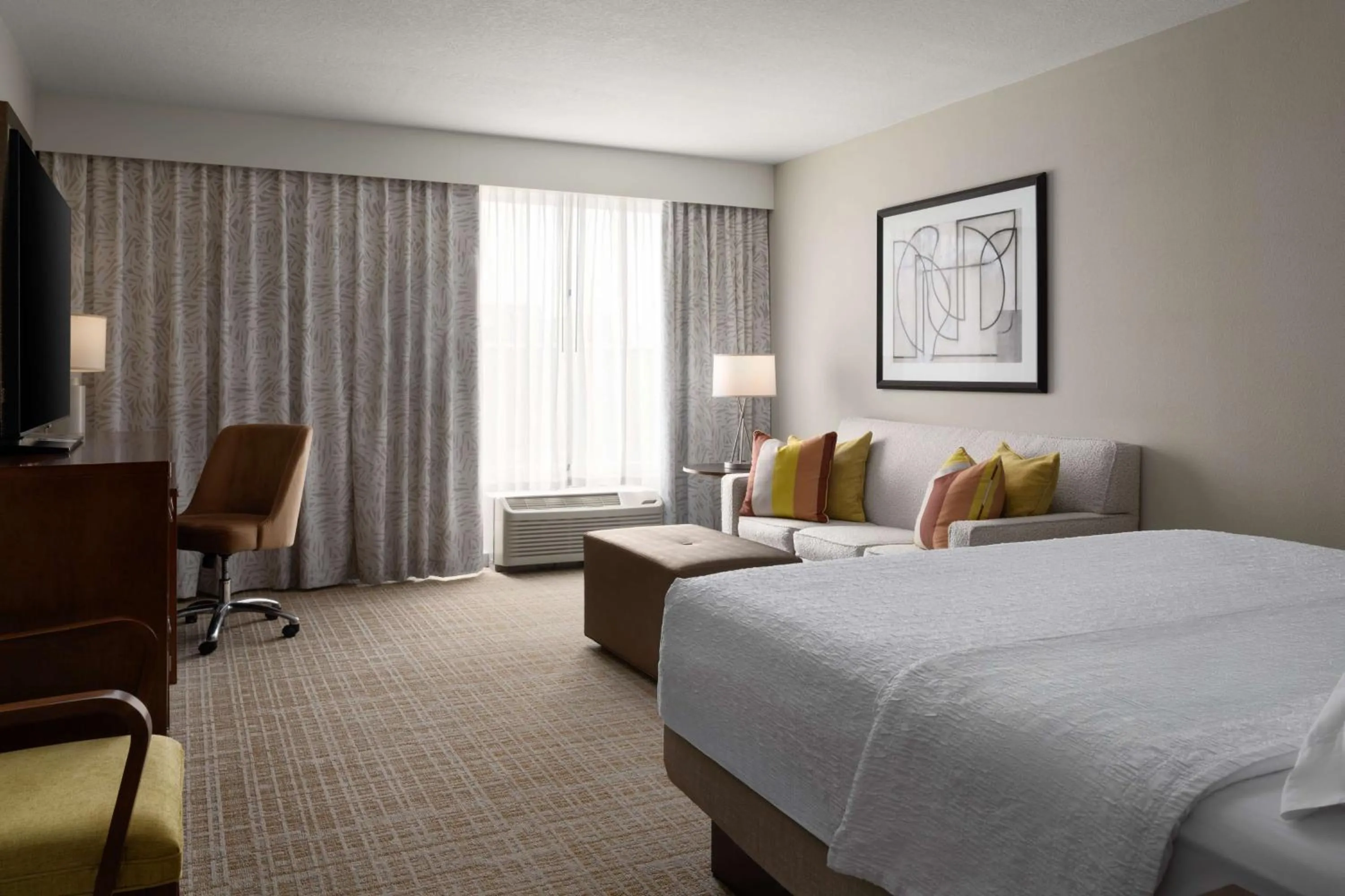 Living room, Bed in Hampton Inn & Suites Orlando/Downtown South - Medical Center