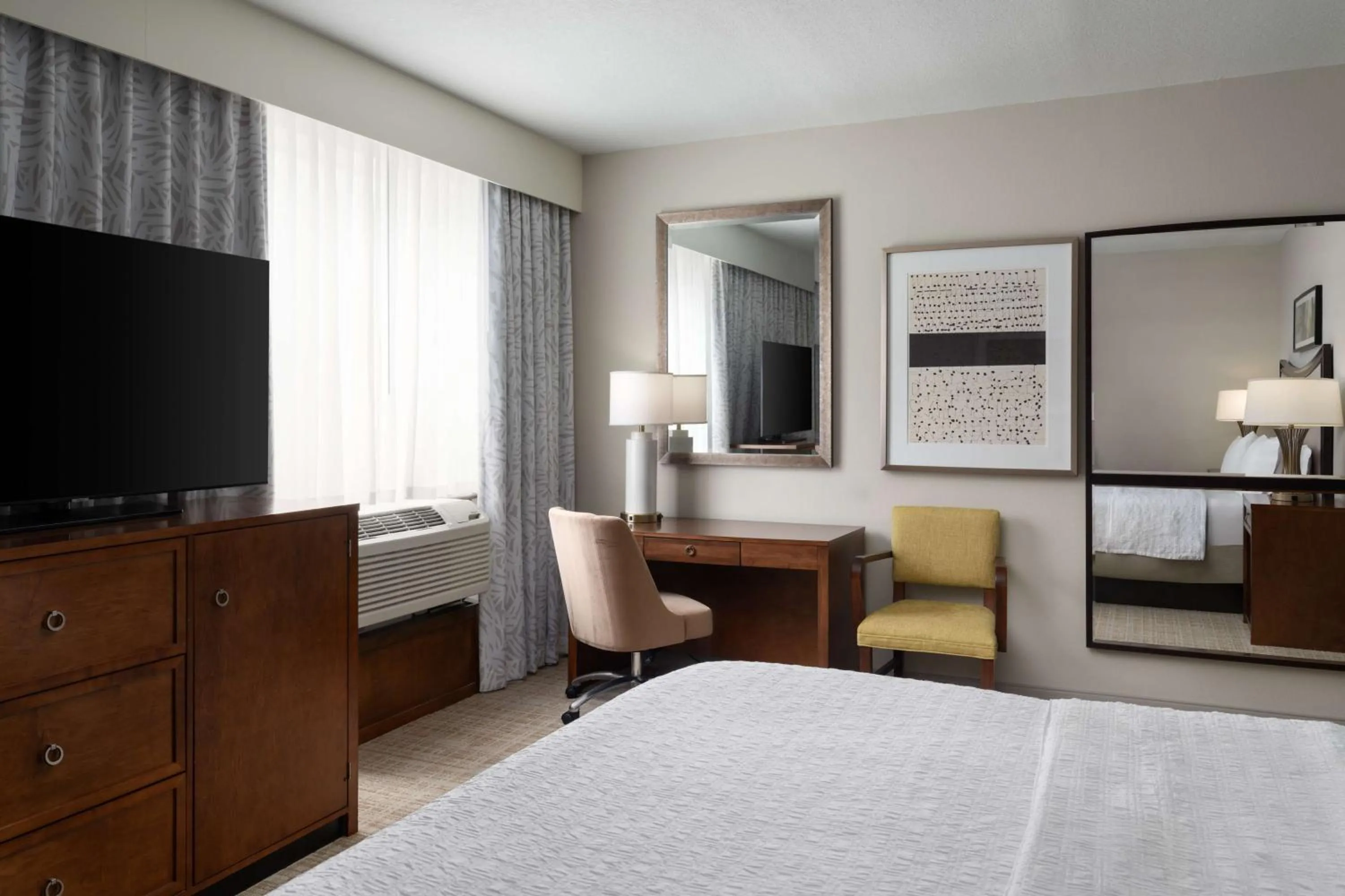 Bedroom, Bed in Hampton Inn & Suites Orlando/Downtown South - Medical Center