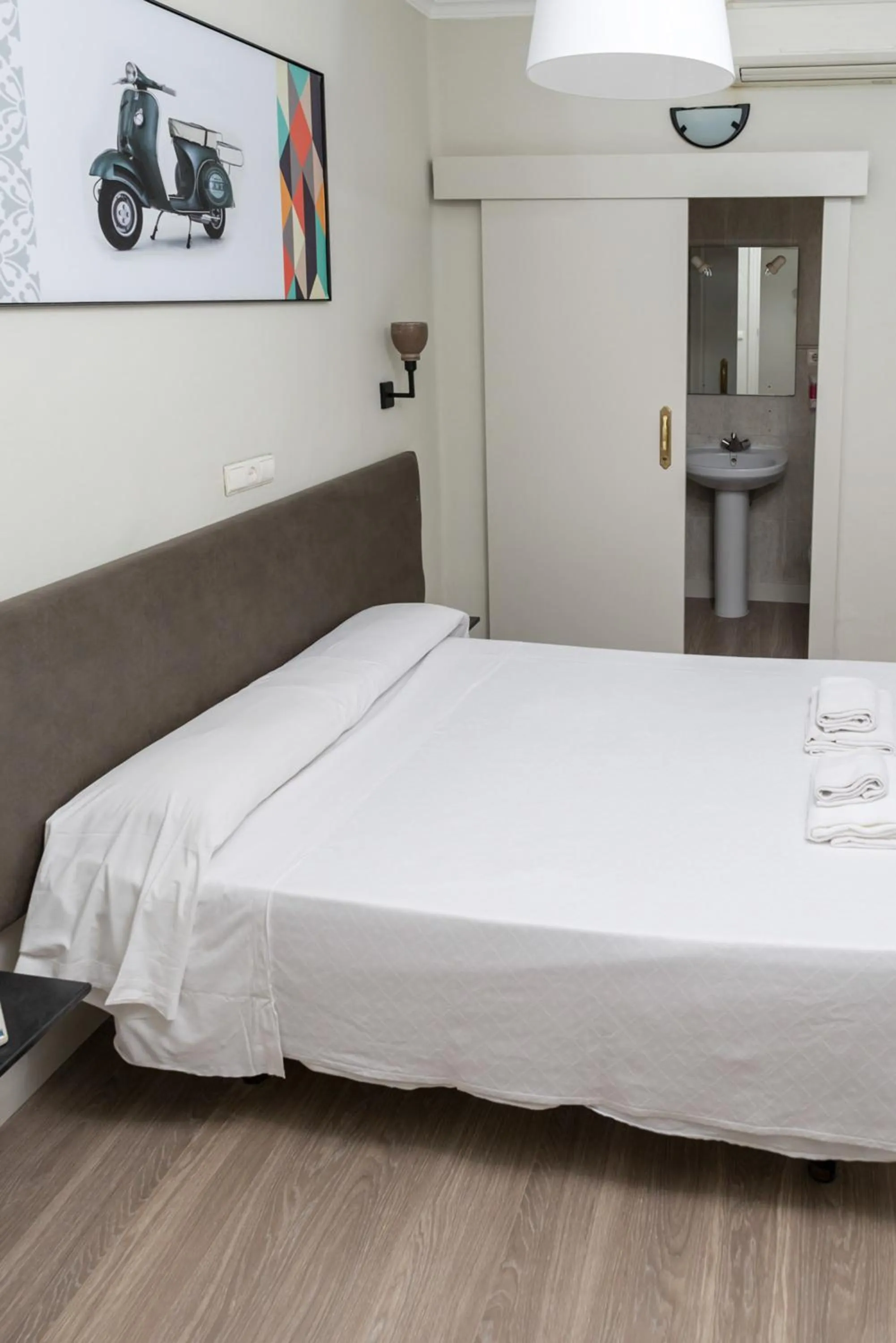 Photo of the whole room, Bed in NWT Central Station Valencia