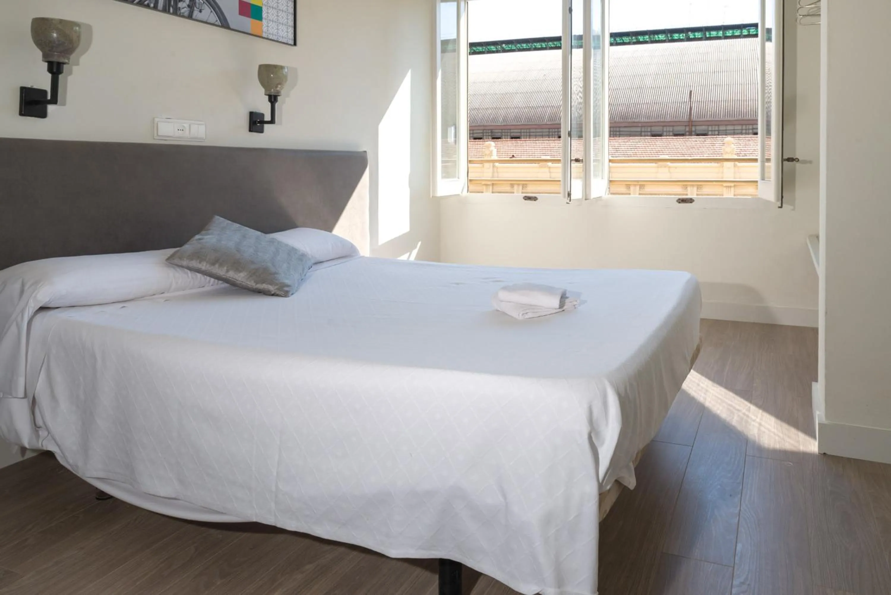Photo of the whole room, Bed in NWT Central Station Valencia