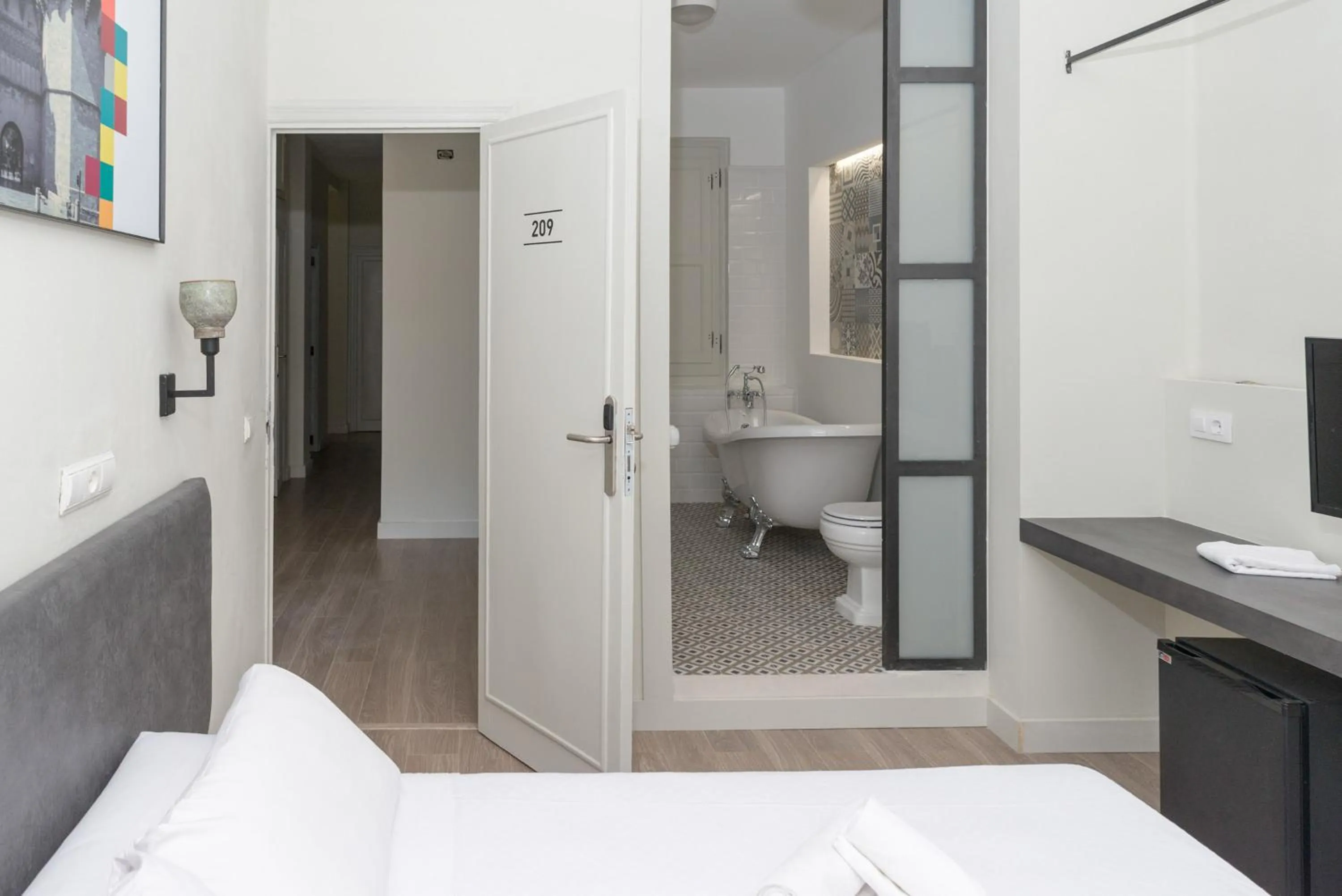 Photo of the whole room, Bed in NWT Central Station Valencia