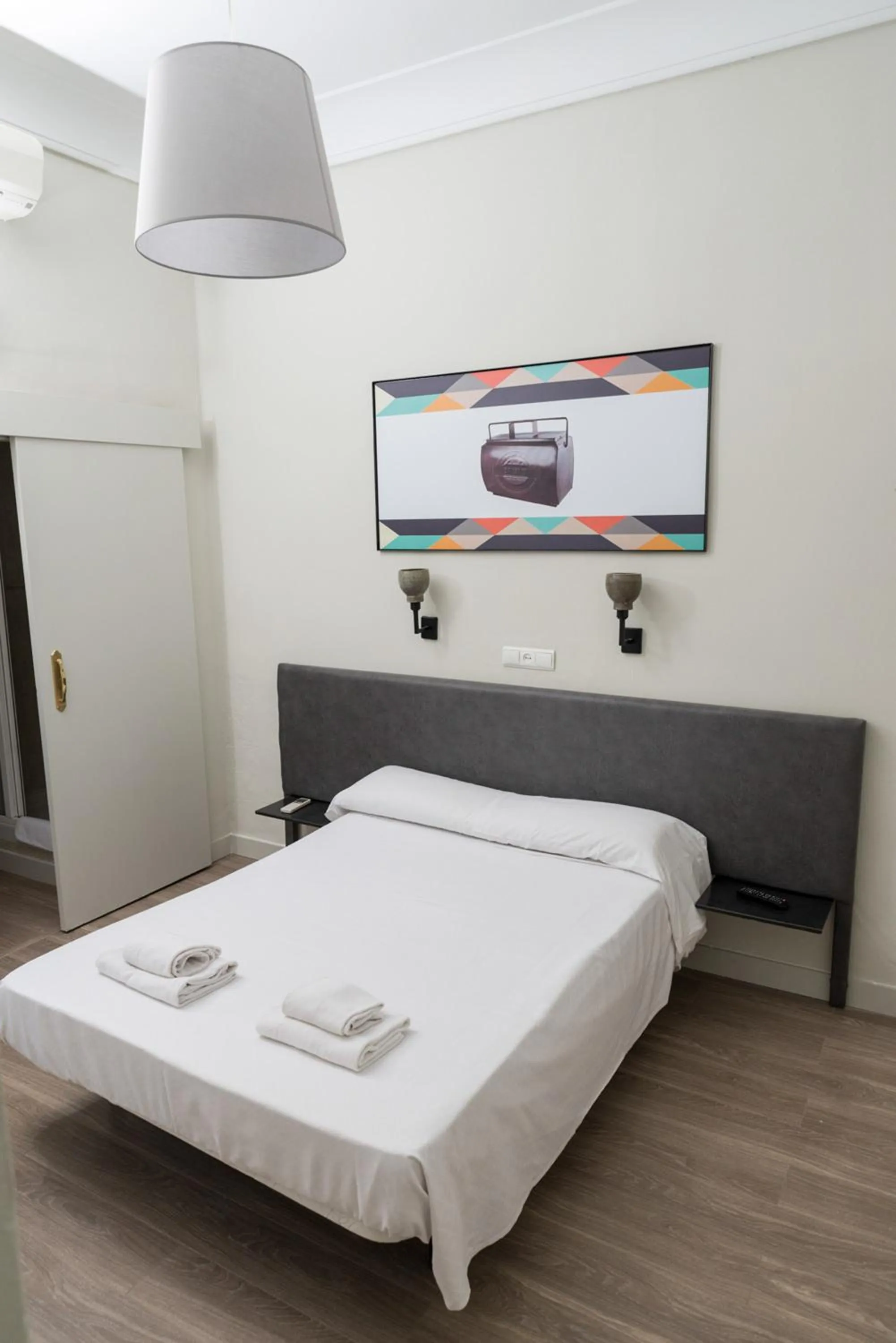 Photo of the whole room, Bed in NWT Central Station Valencia