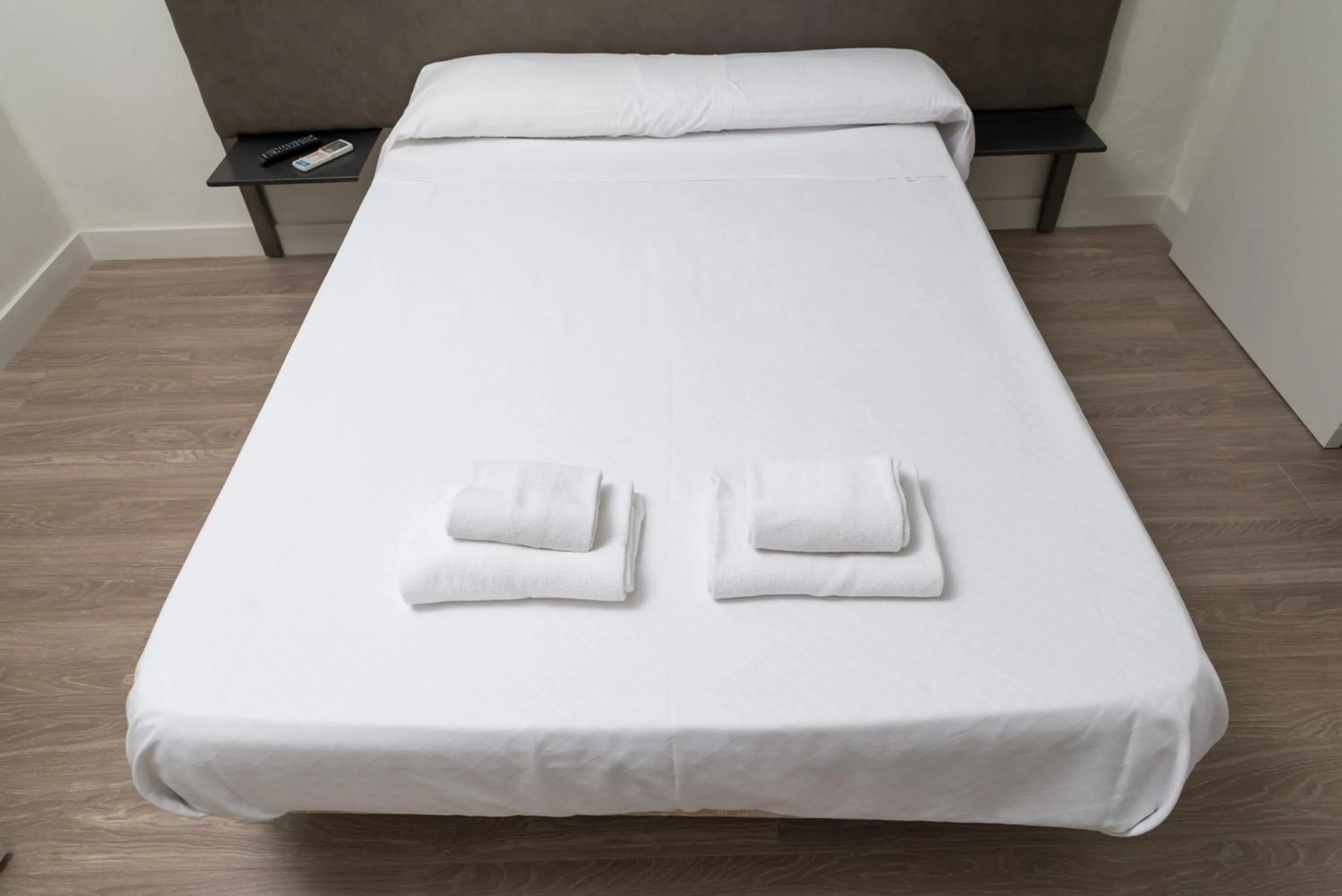 Photo of the whole room, Bed in NWT Central Station Valencia