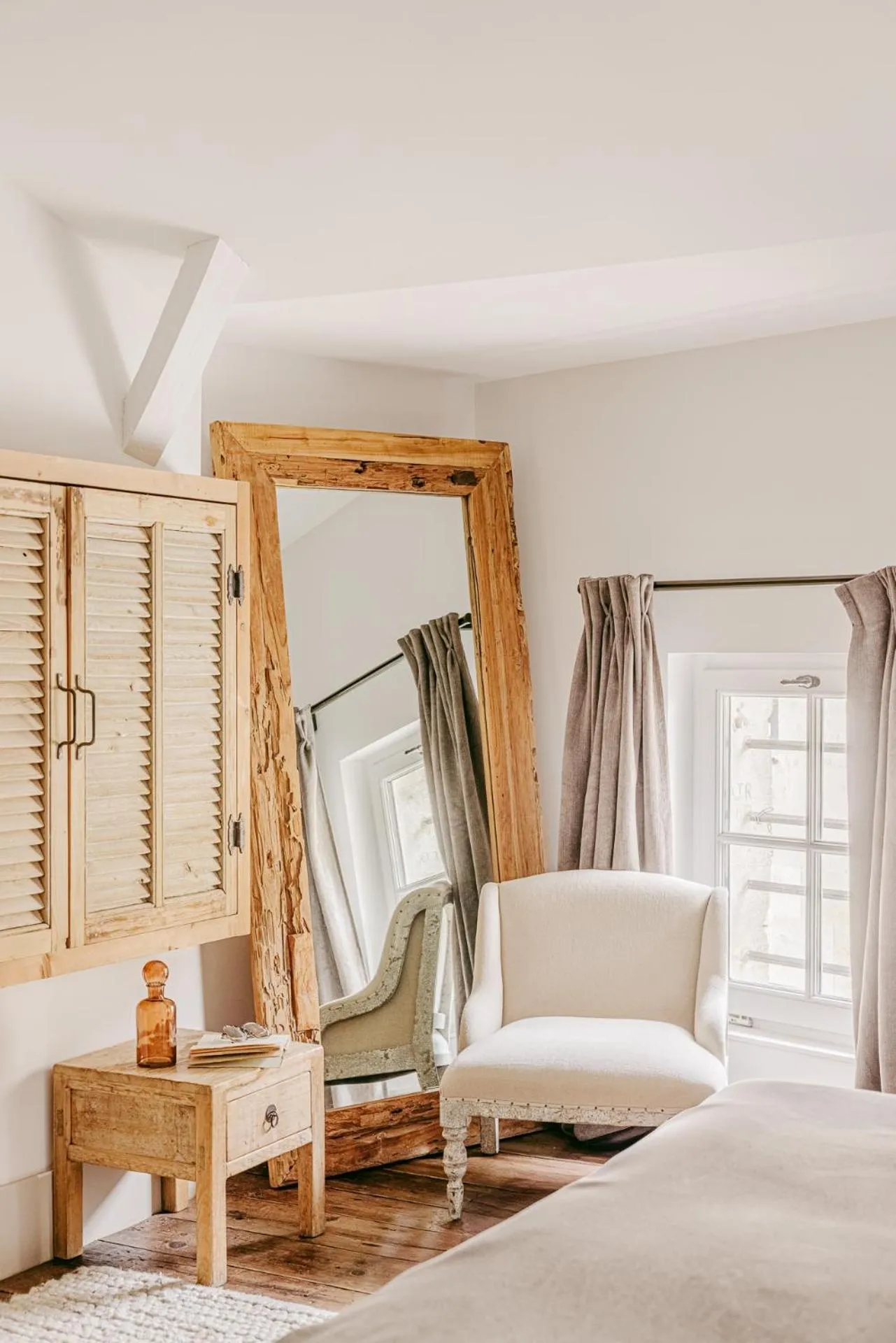 Seating area, Bed in Logis de la Cadène