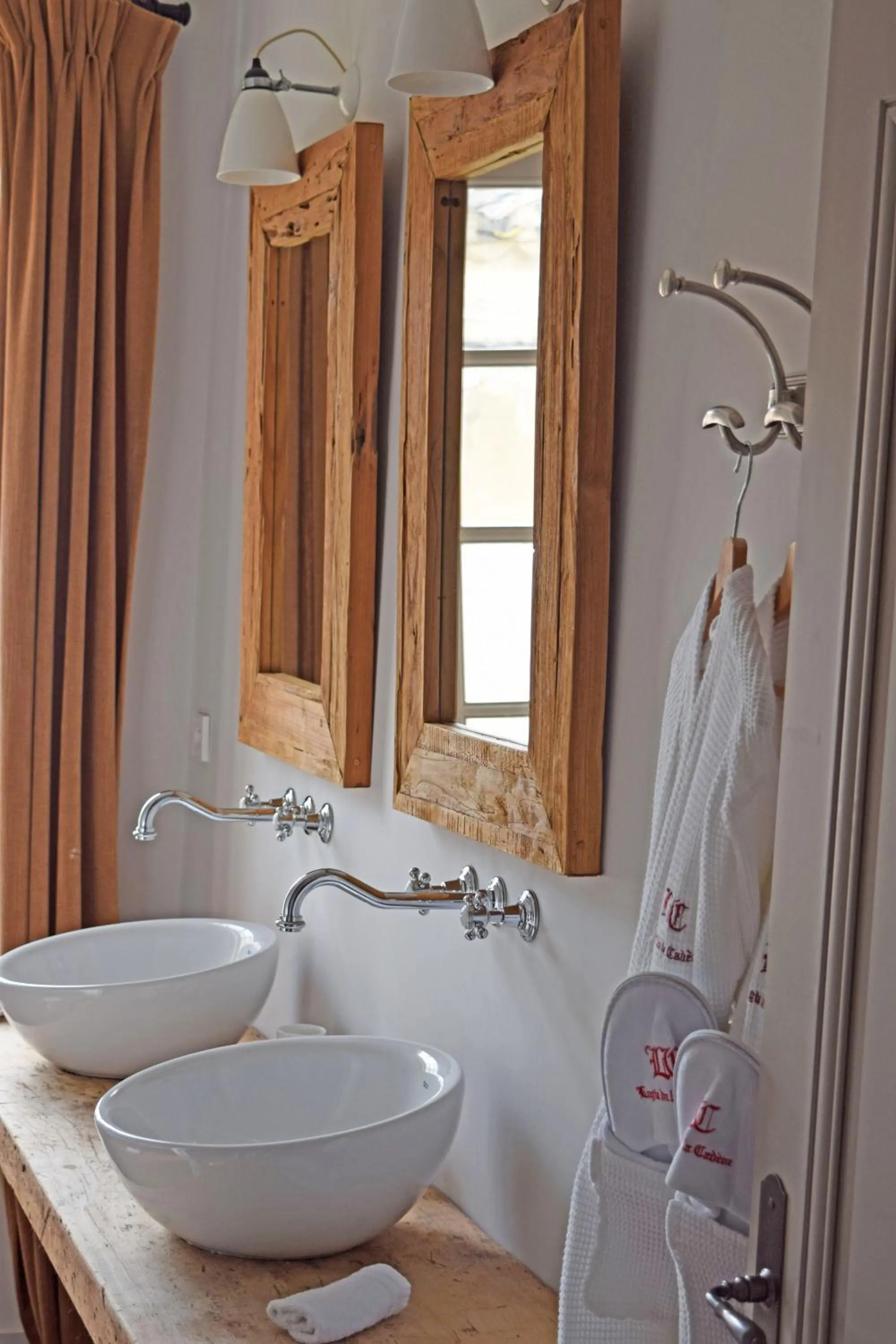 Bathroom in Logis de la Cadène
