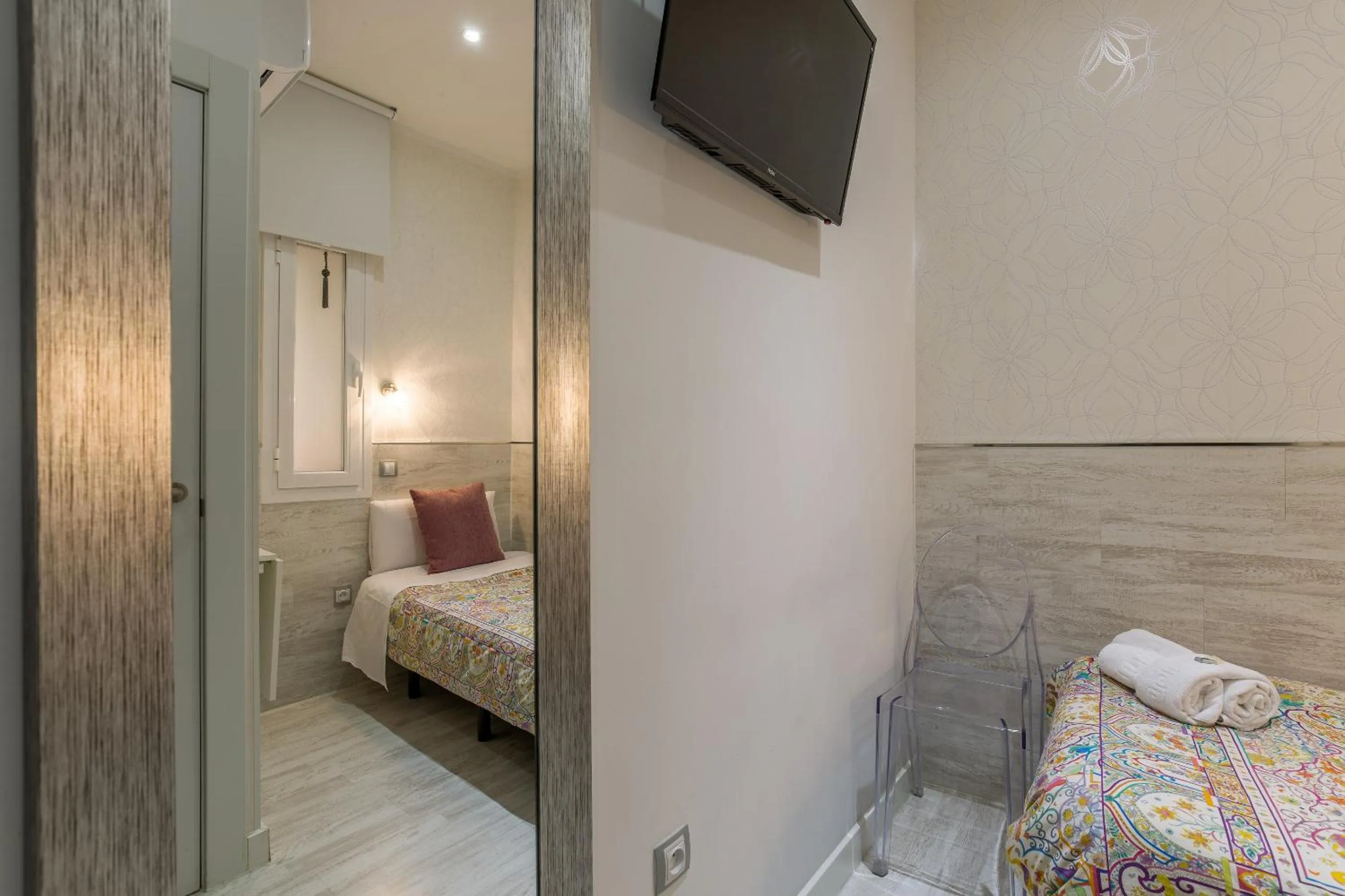 Bed in Hostal Met Madrid