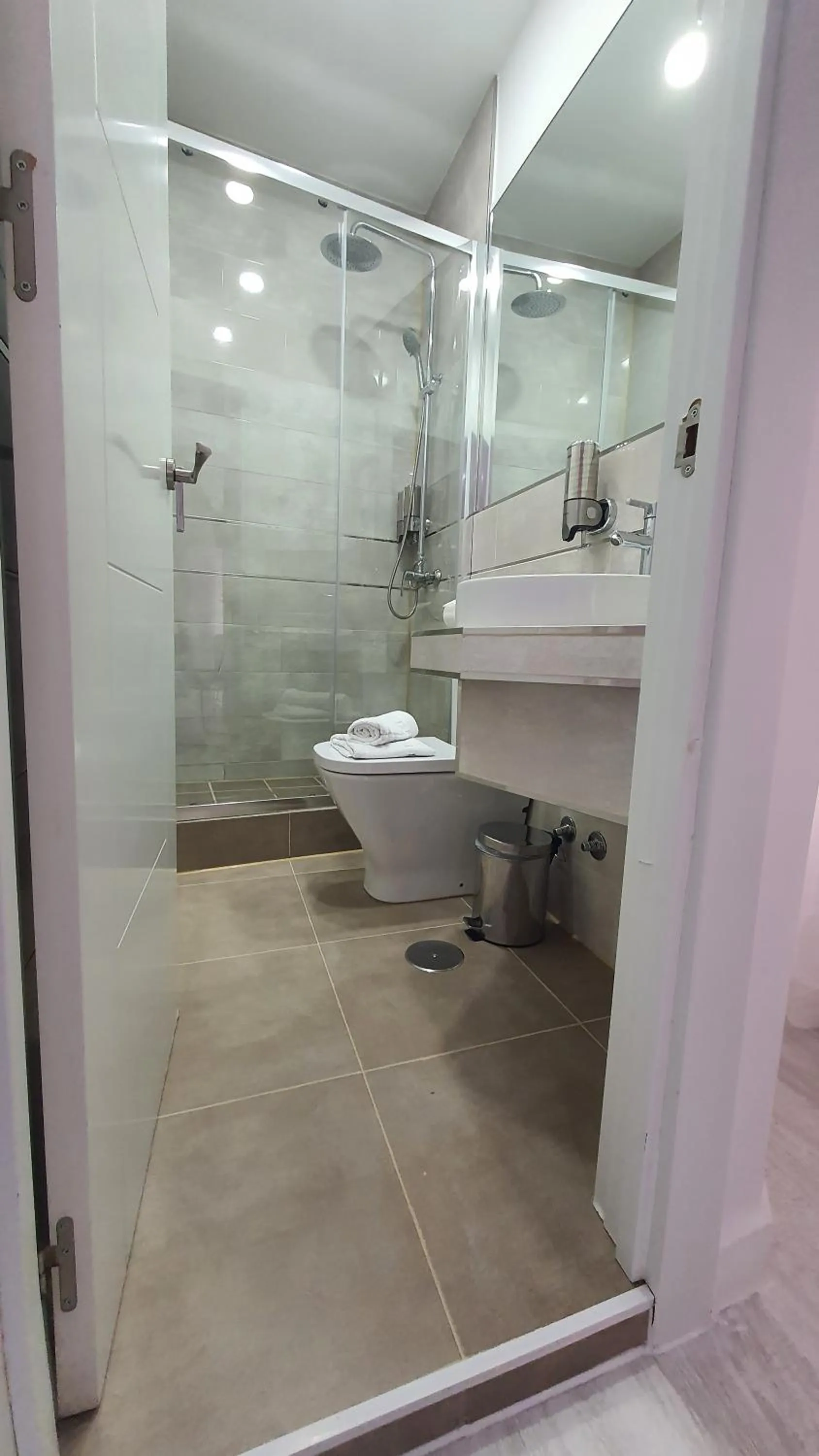 Shower in Hostal Met Madrid